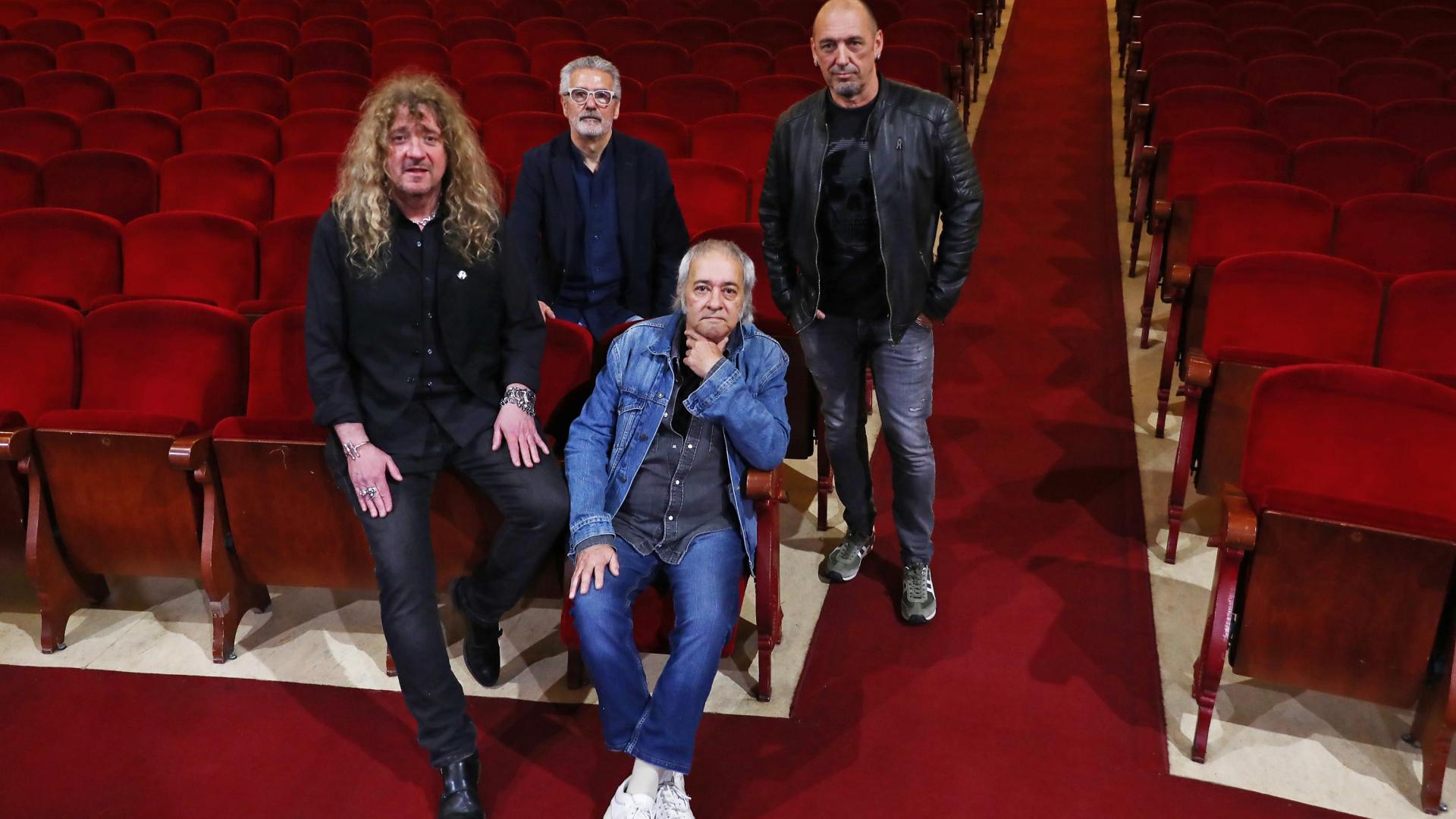 De izquierda a derecha: Rudy Goroskieta (Imaginascene Eventos), José Arcaya (cantante y compositor), Alfredo Iribarren “Escarolo” (bajo) y Koldo Ezkerra (guitarr), ayer, en el Teatro Gayarre
