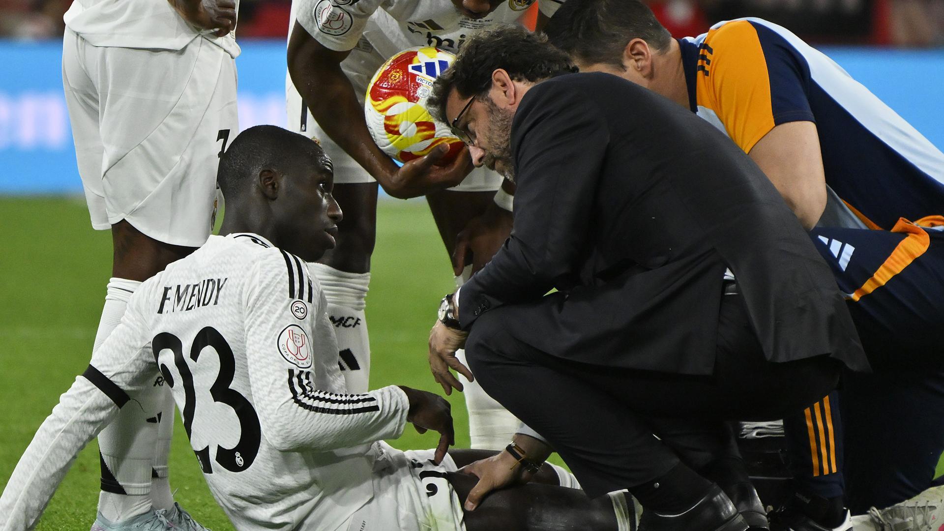 Ferland Mendy, atendido por los galenos del Real Madrid en la final de la Copa del Rey /
