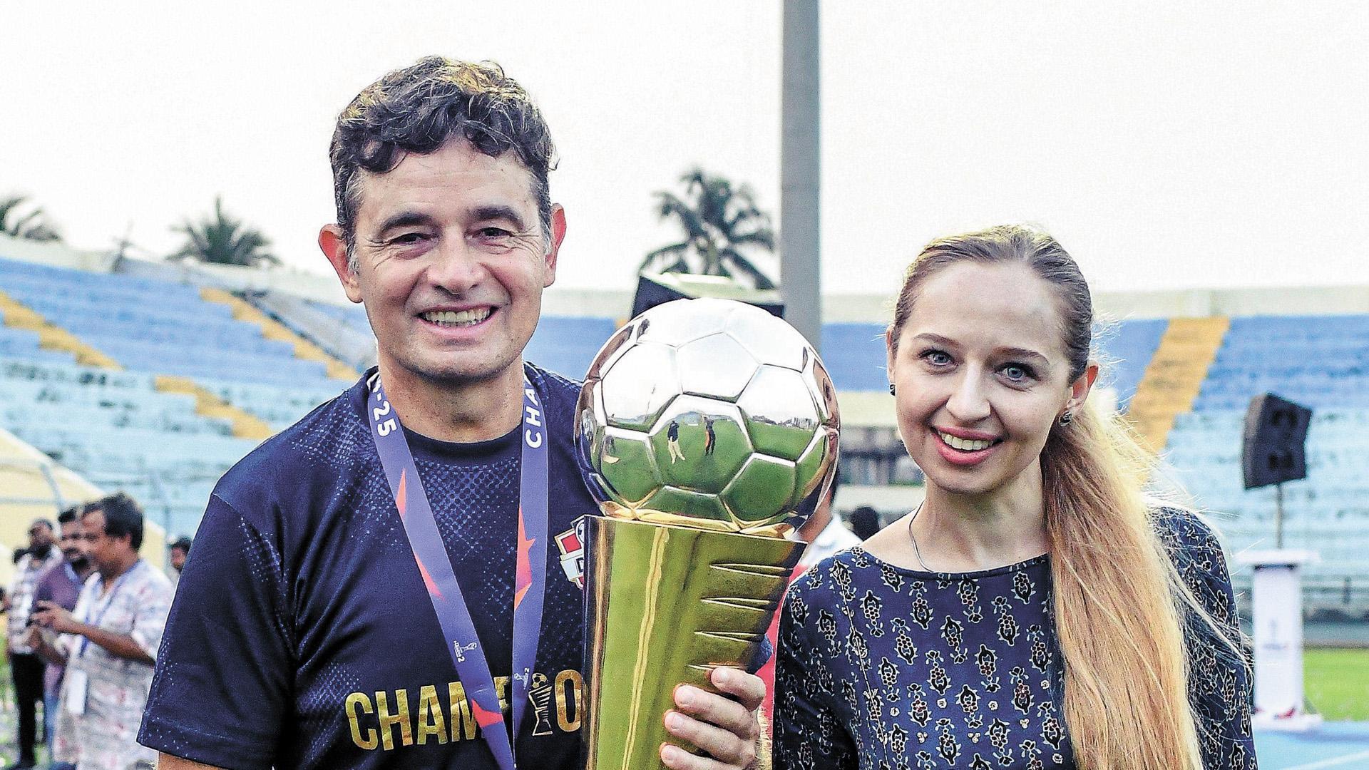 Kibu Vicuña, junto a su pareja, Jasia Bielecka, con el trofeo de campeón de la I-League 2