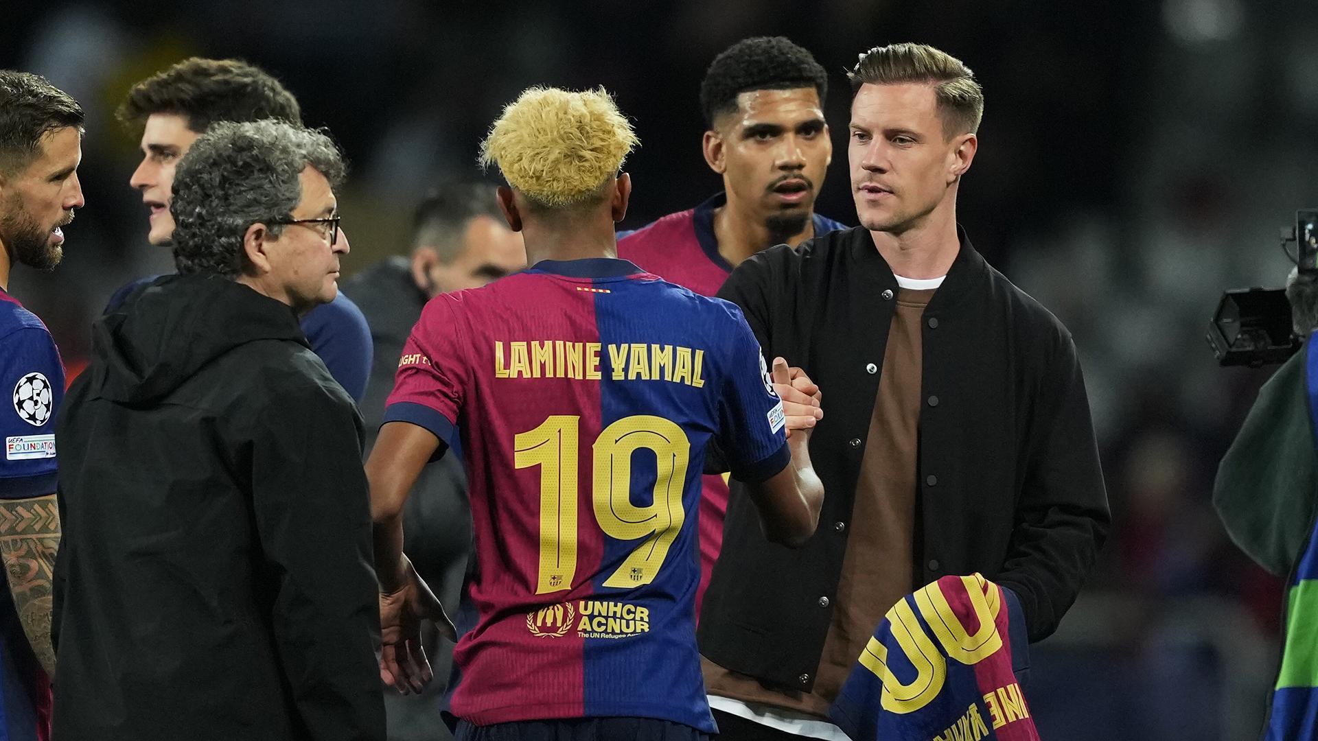 Lamine Yamal saluda a Ter Stegen tras finalizar el choque de Champions contra el Inter de Milan en el Lluis Company /