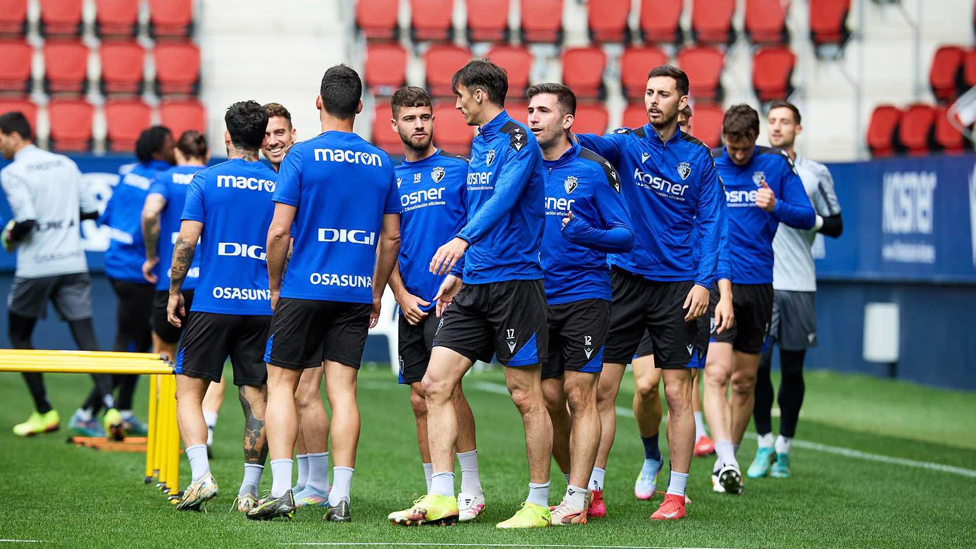 Iker Muñoz, Ante Budimir, Jesús Areso y Raúl García de aro guardan fila antes de un ejercicio en la sesión de este jueves en El Sadar /