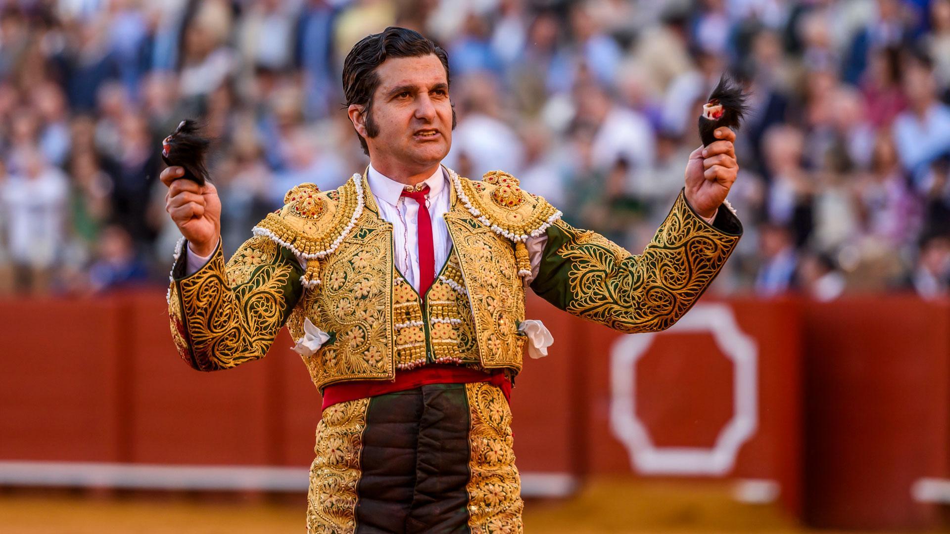 El diestro Morante de La Puebla tras la lidia al segundo de su lote, durante el sexto festejo de abono que se celebró este jueves en La Real Maestranza de Sevilla