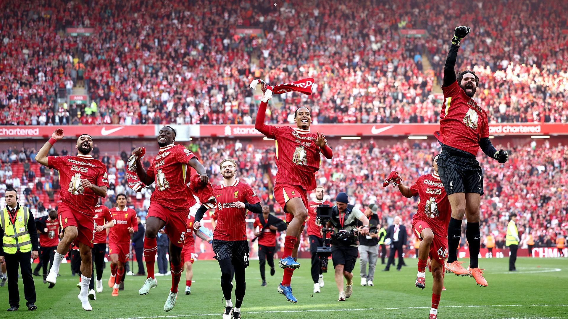 Los jugadores del Liverpool FC Mohamed Salah, Ibrahima Konate, Caoimhin Kelleher, Virgil van Dijk y Alisson Becker celebran la consecución del título de campeones de la Premier, el pasado 27 de abril