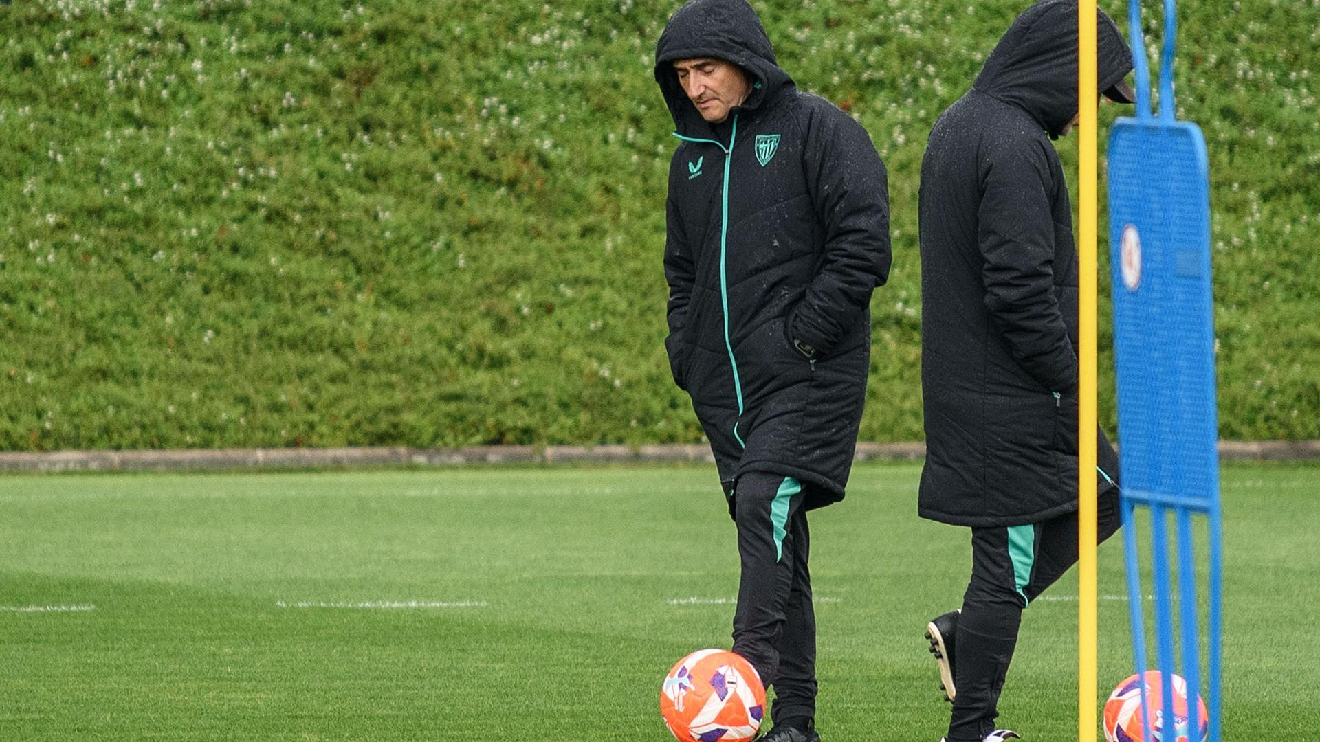 Ernesto Valverde, pensativo durante la sesión de entrenamiento de este viernes en Lezama /