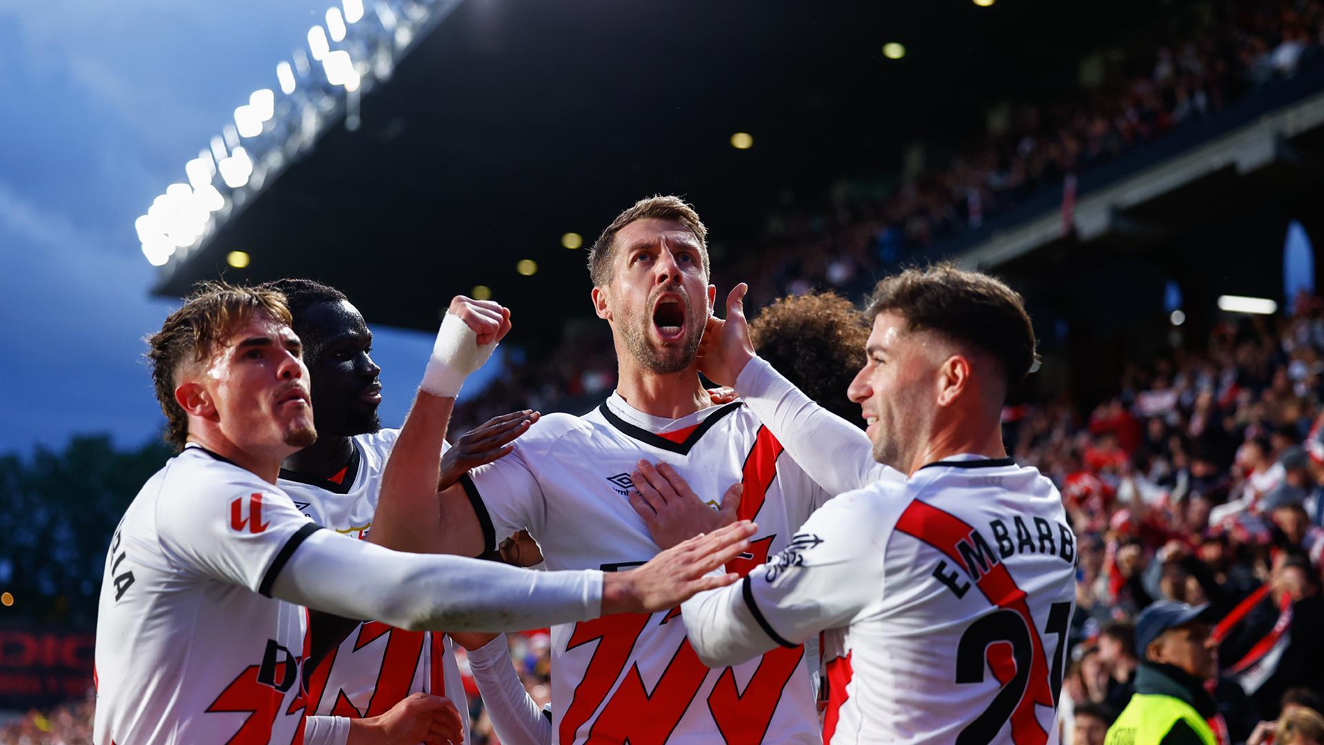 Florian Lejeune es felicitado por sus compañeros tras anotar el tanto que sirvió para la victoria de su equipo contra el Getafe /