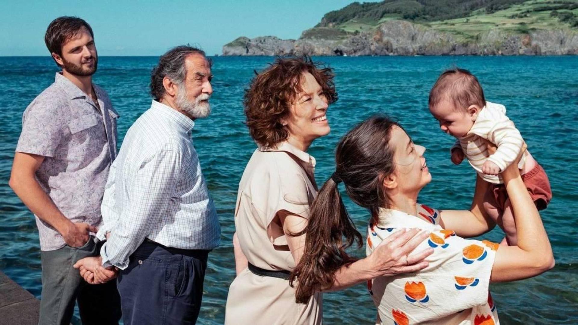 La película Cinco lobitos aborda el tema de la maternidad primeriza y de las relaciones madre e hija.