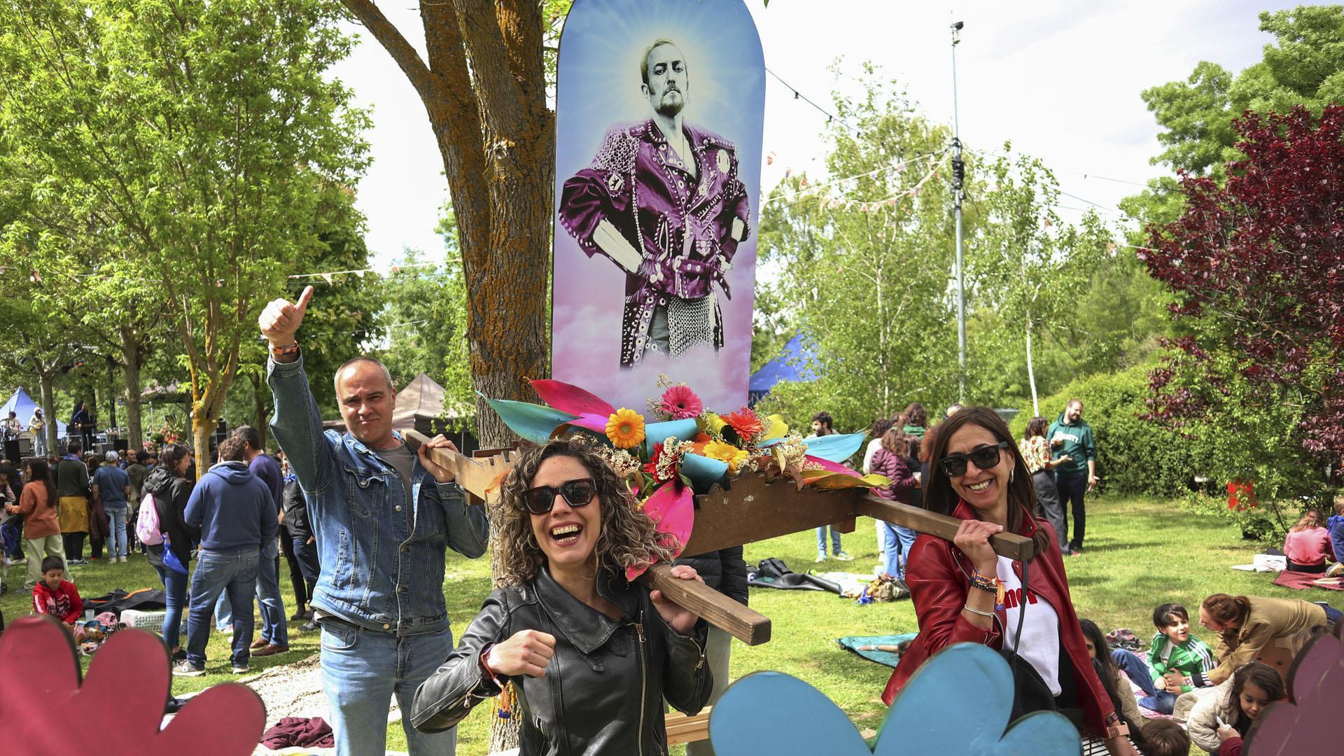 Una imagen de Tino Casal se ha sacado en andas en una procesión por la ribera del río Duero