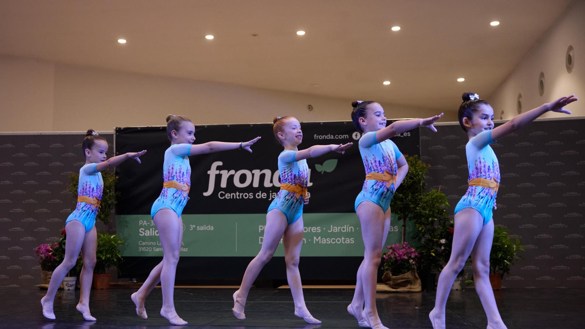 Gimnastas del Club Alaia (Olaz, Valle de Egués), durante su exhibición en 'Expofamily'.