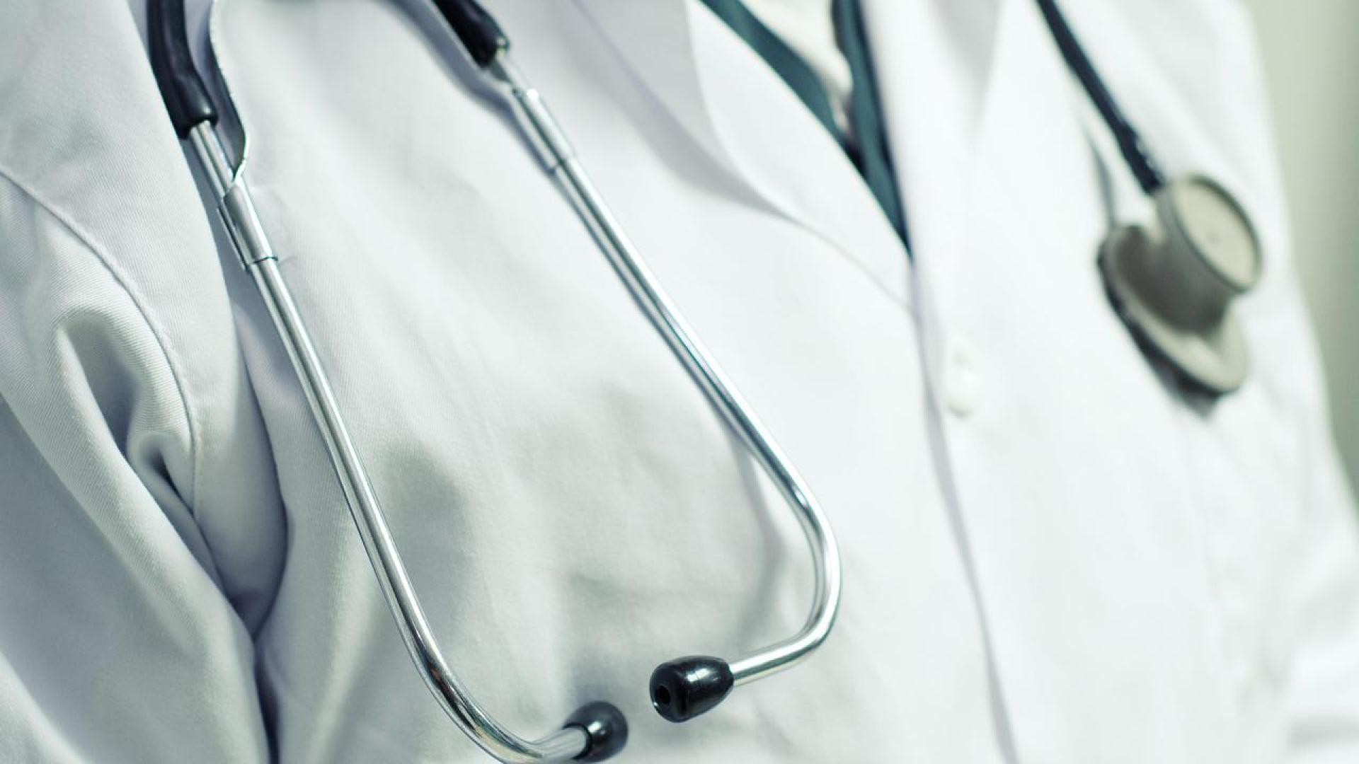 Imagen de un médico con un estetoscopio