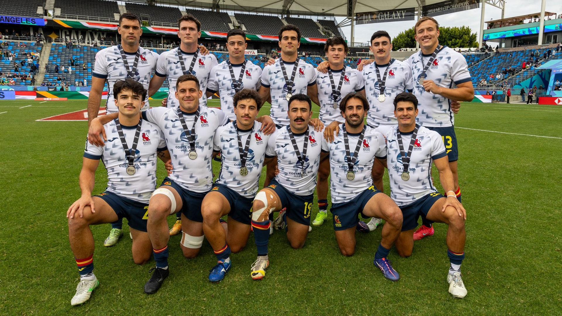 La selección española de rugby 7 posa con la medalla de plata que les acredita como subcampeones del mundo