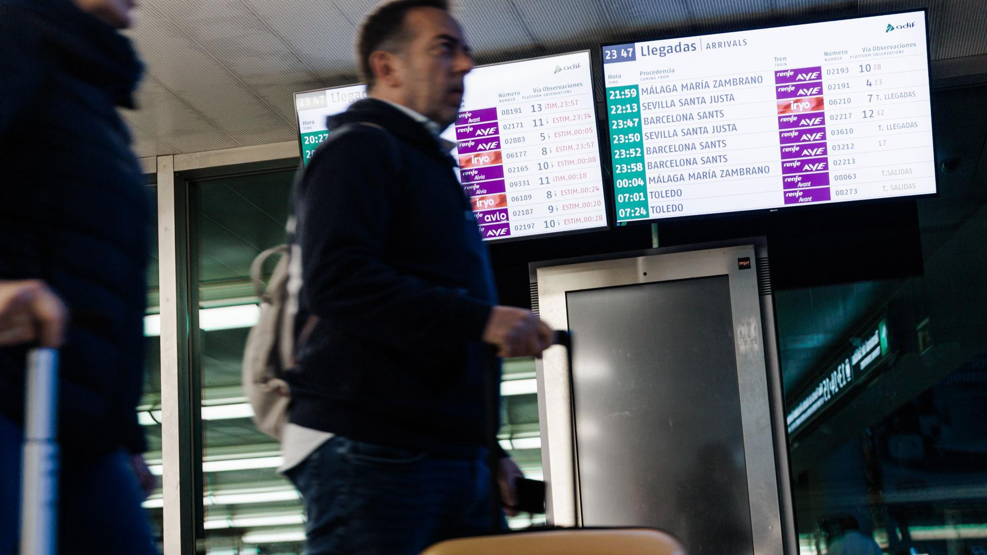 Pantallas en las que se pueden ver los retrasos y las horas de llegada de los trenes en la Estación de Atocha como consecuencia del robo de cables