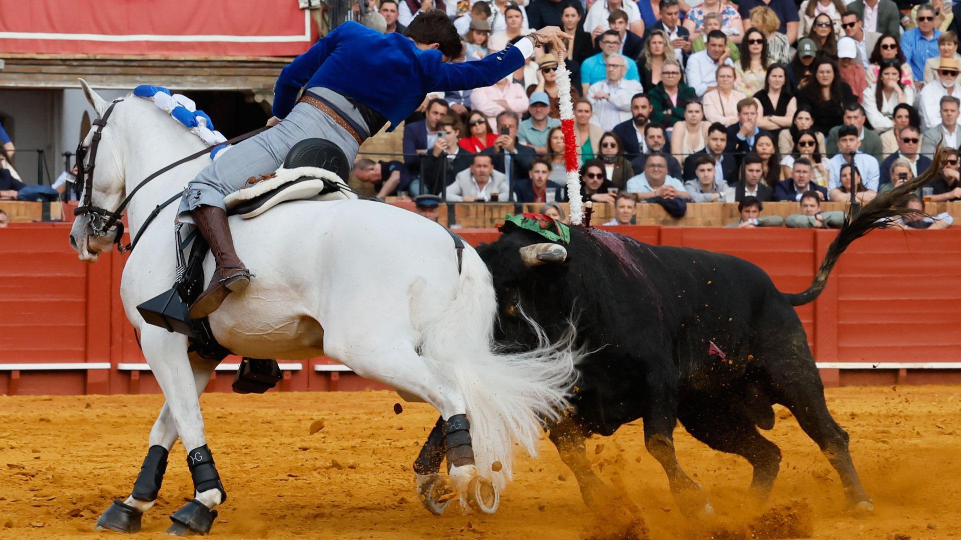 El rejoneador Guillermo Hermoso de Mendoza en la lidia al primero de los de su lote, durante la corrida de la Feria de Abril celebrada este domingo en la Real Maestranza