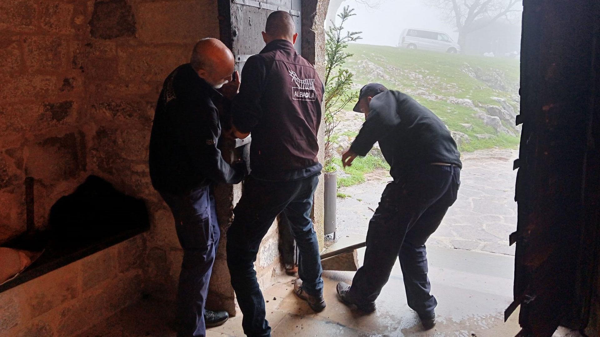 Tres carpinteros de la factoría Albaola han desmontado la puerta para llevarla al taller y construir una réplica, salvando en la medida de lo posible las piezas originales que no resultaron dañadas