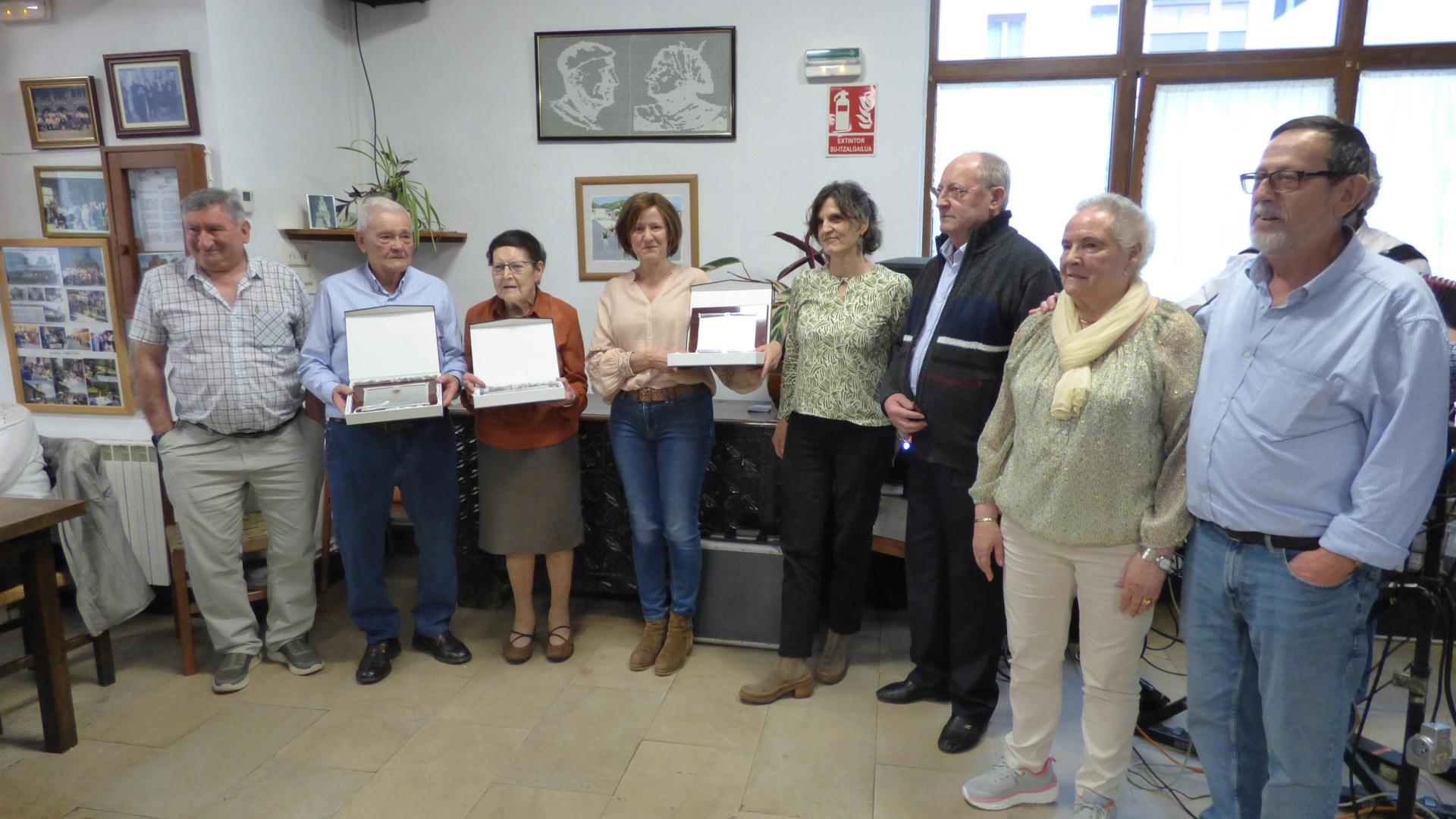 Imagen con componentes de la junta de la asociación y las personas homenajeadas