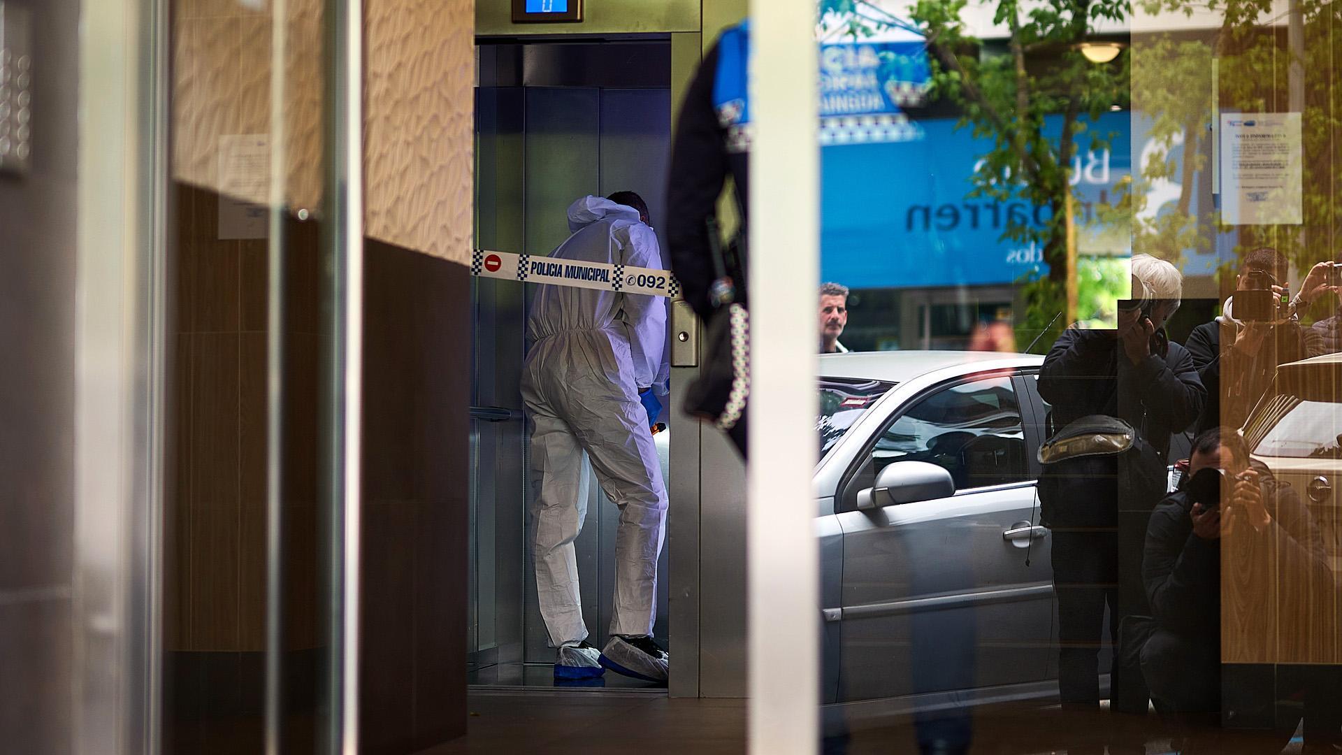 Agentes de la Policía Municipal trabajan en el interior del portal donde apareció el cuerpo sin vida /