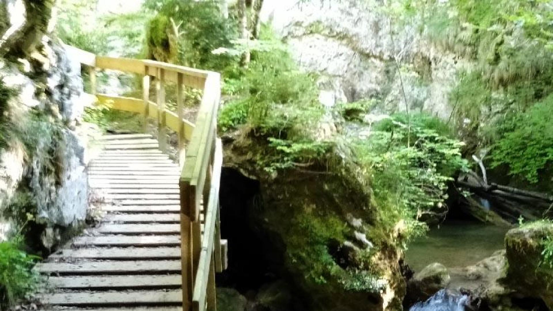 Puentes y cuevas, entre los atractivos del recorrido.
