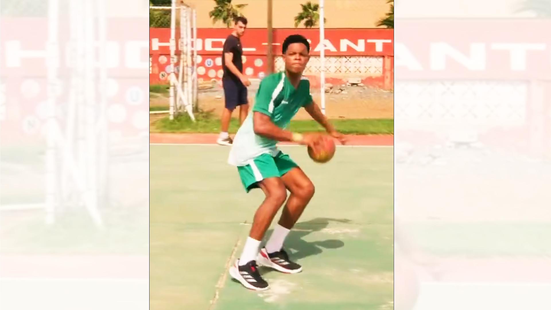 Pius Komasi, jugador de la selección ghanesa sub 18, con el balón en la mano /
