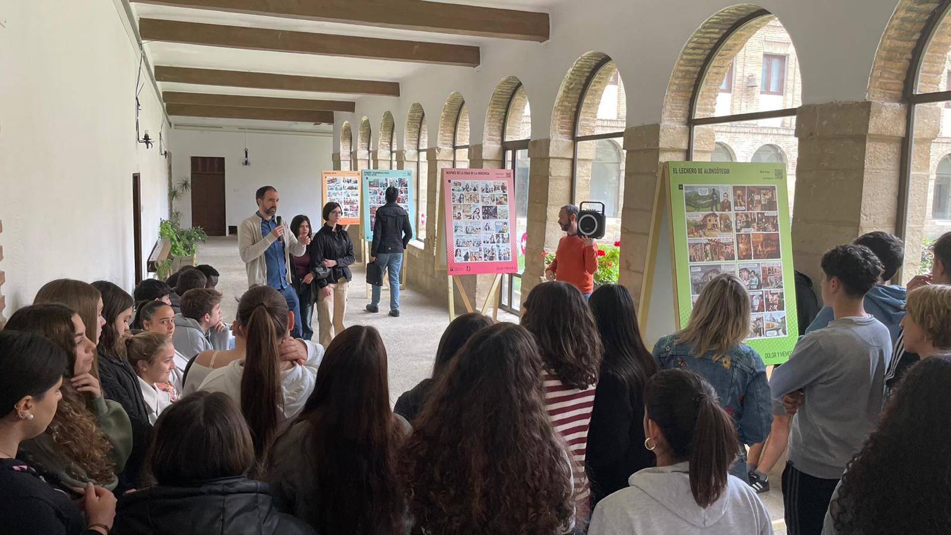 Alumnado de Padres Reparadores escucha la explicación de Rául López Romo, de la fundación Memorial
