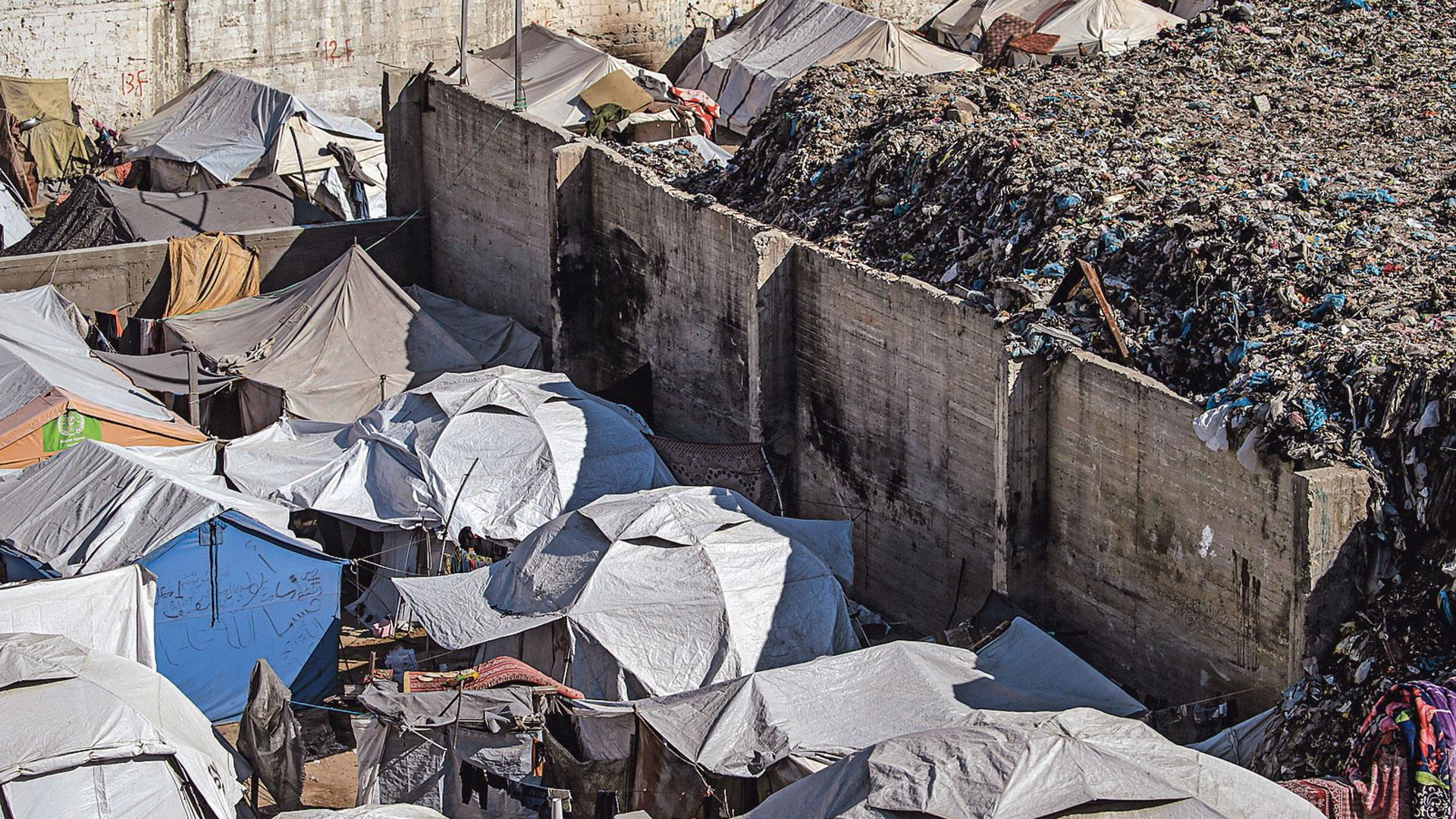 Campo de refugiados de palestinos que han perdido su hogar,  en torno a un enorme solar colmado de basura, en la ciudad de Gaza