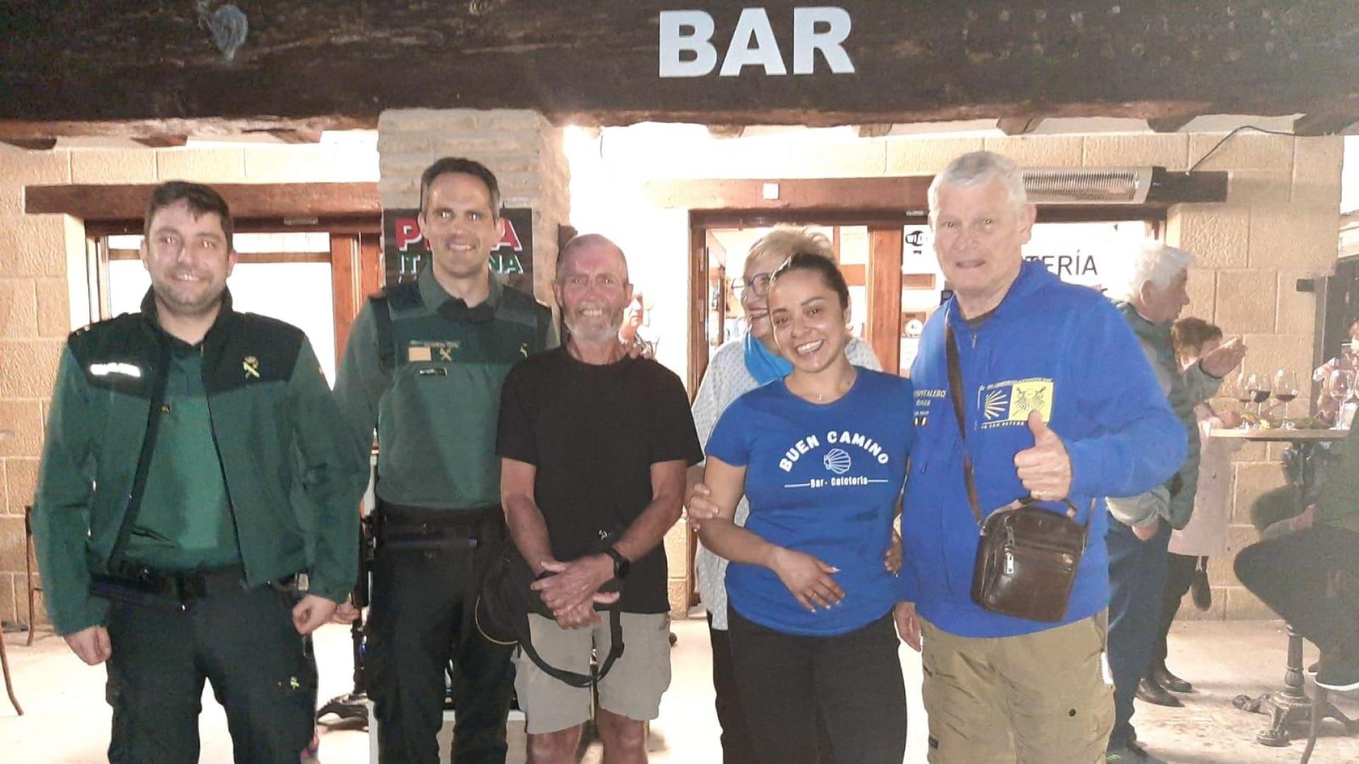 Foto del momento en el que los agentes de la Guardia Civil entregan al peregrino la riñonera extraviada con todo el dinero, la documentación y sus efectos personales