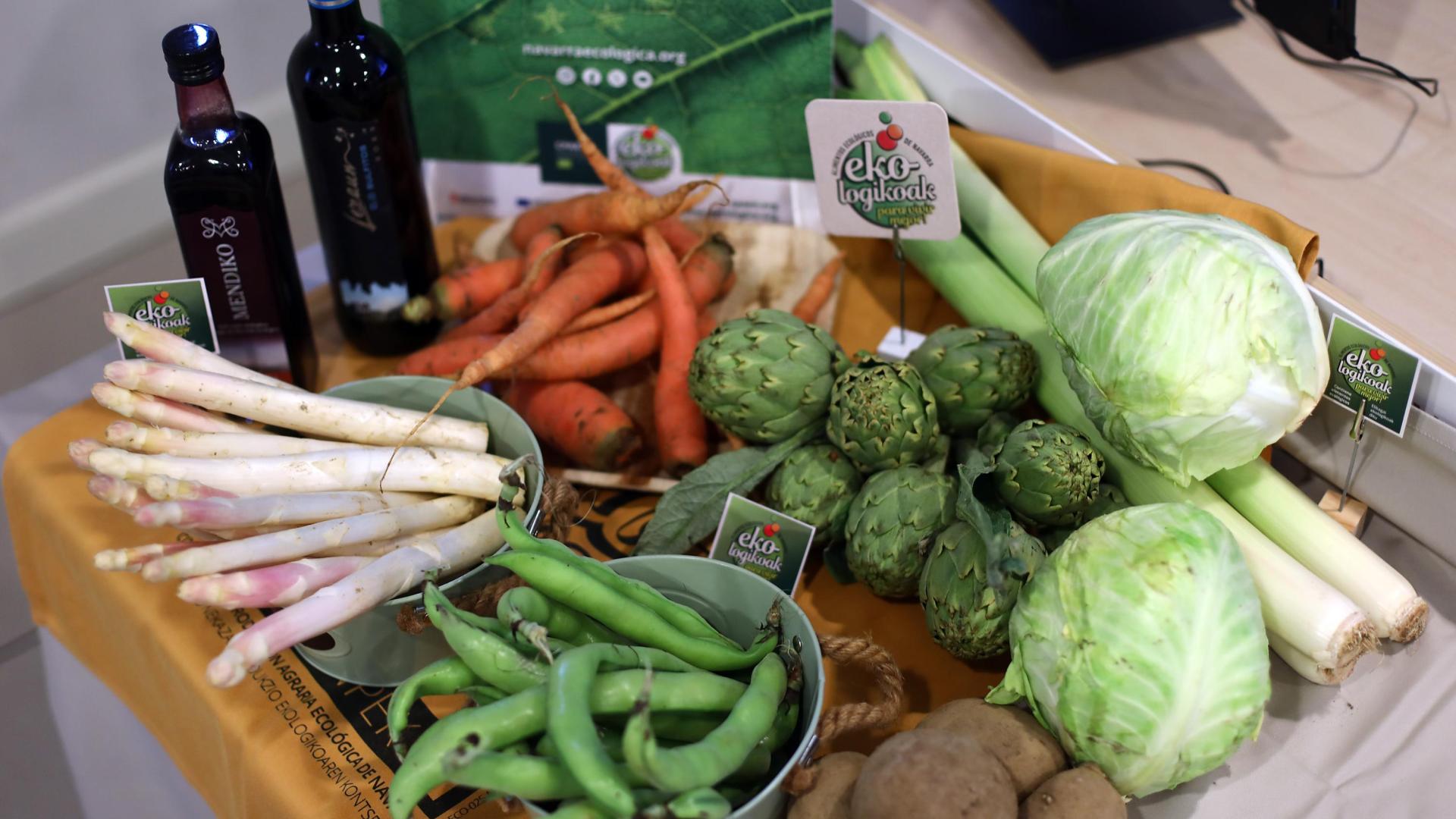 Bodegón de alimentos ecológicos