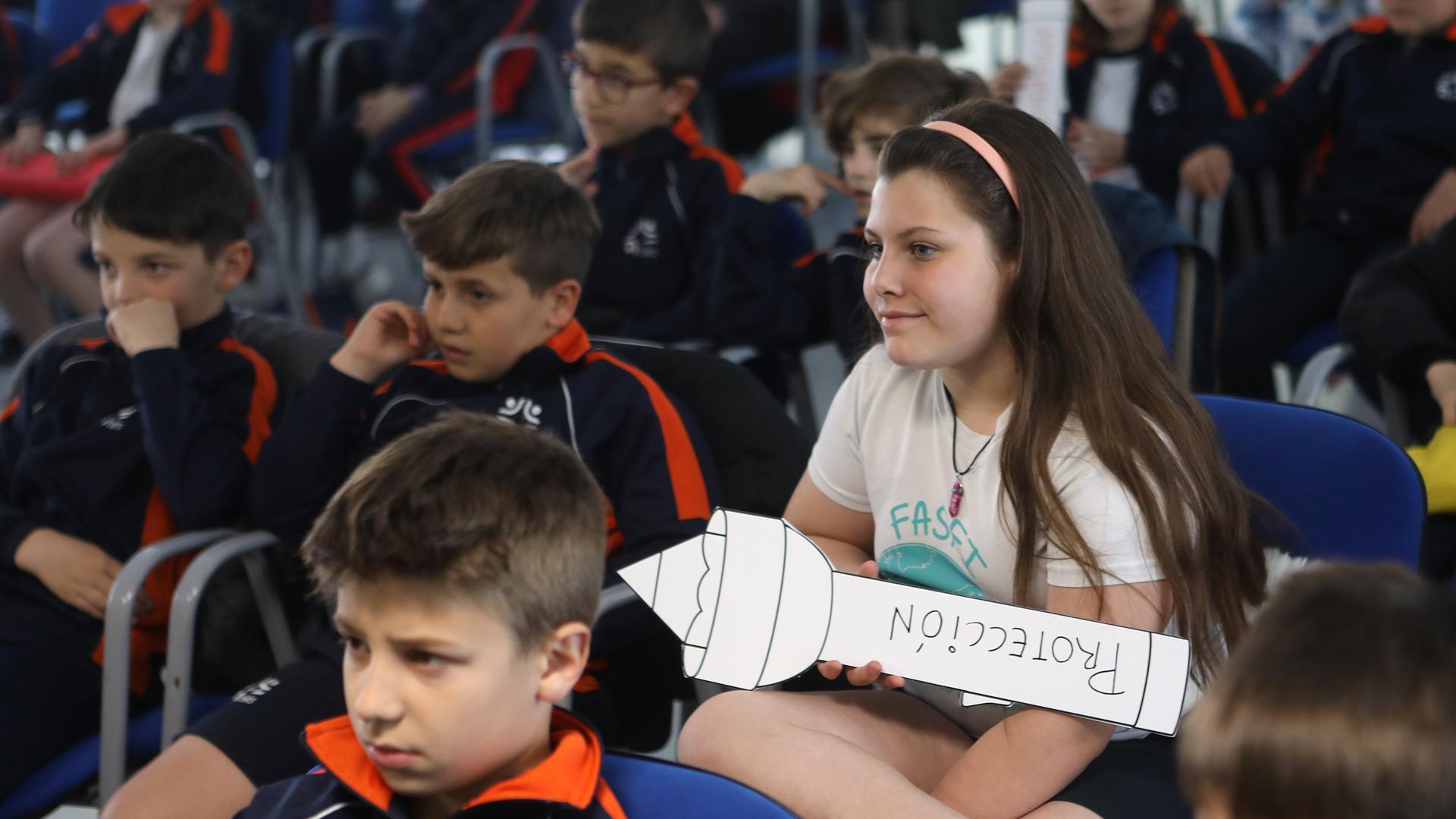 Parte de los escolares que participaron este martes en el acto celebrado en Fuerte del Príncipe