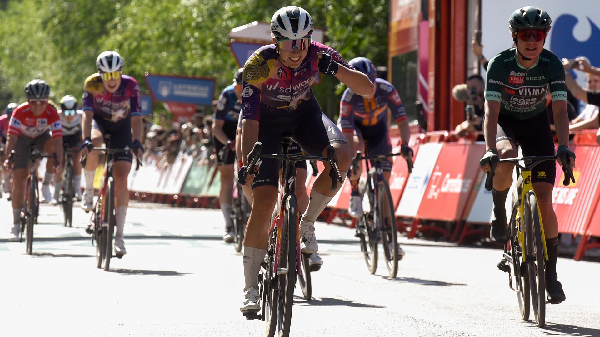 La neerlandesa Femke Gerritse (centro) se impone en la meta de Huesca /