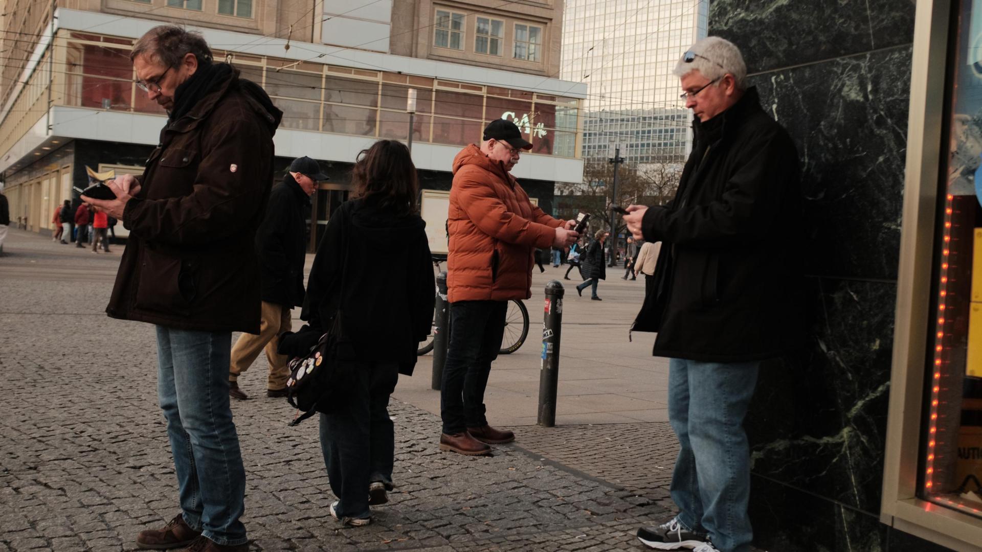 Viandantes cerca de Alexanderplatz.