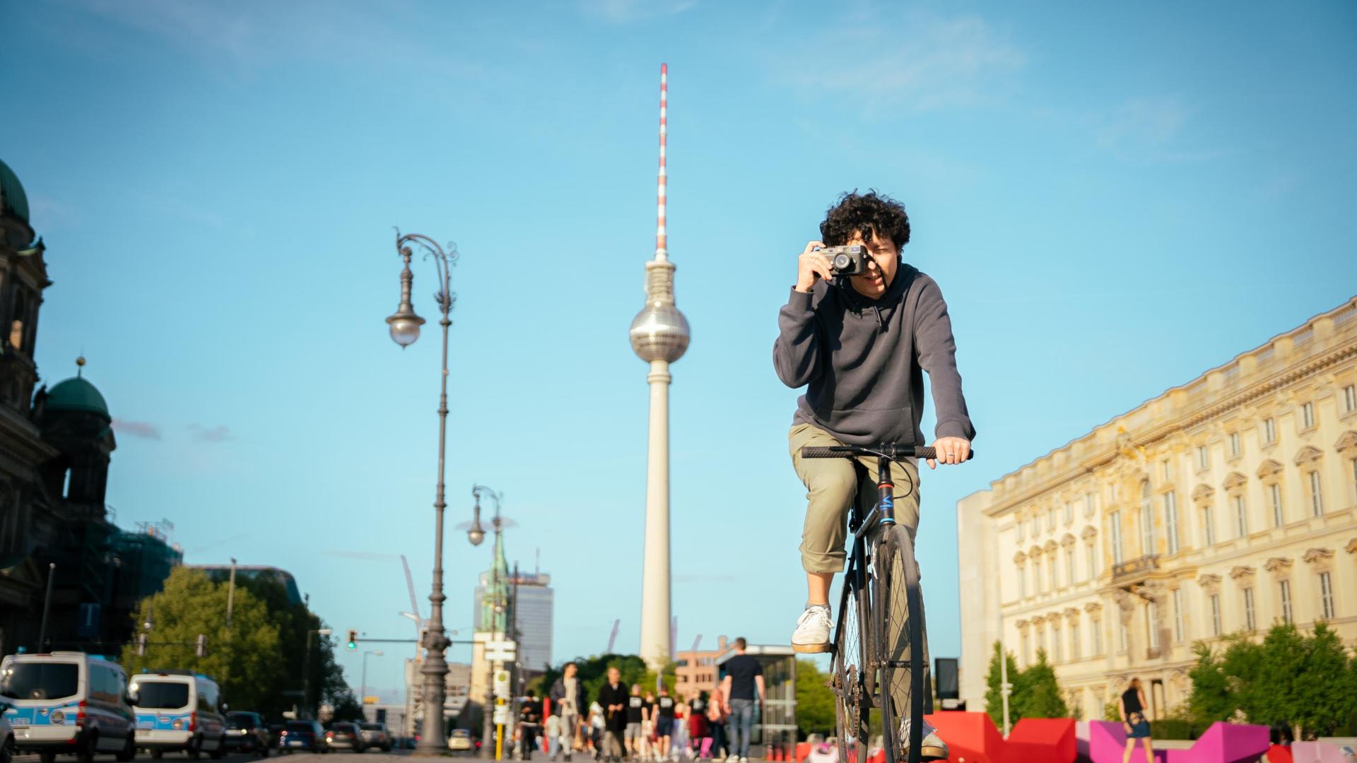 Pablo Villar con su bicicleta en Berlín. Al fondo, la torre de telecomunicación Fernsehturm.