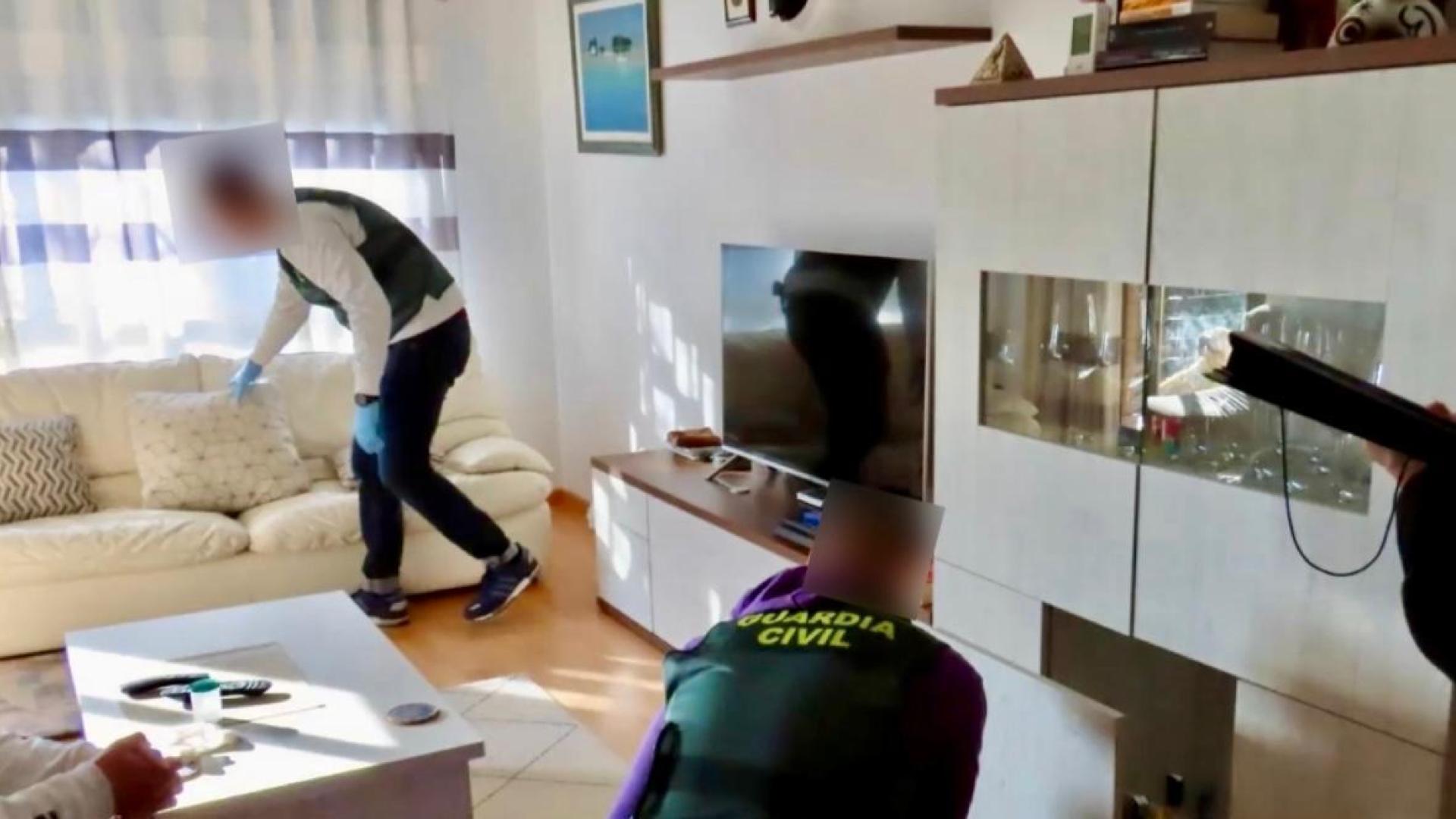 Guardias civiles, durante el registro de la vivienda