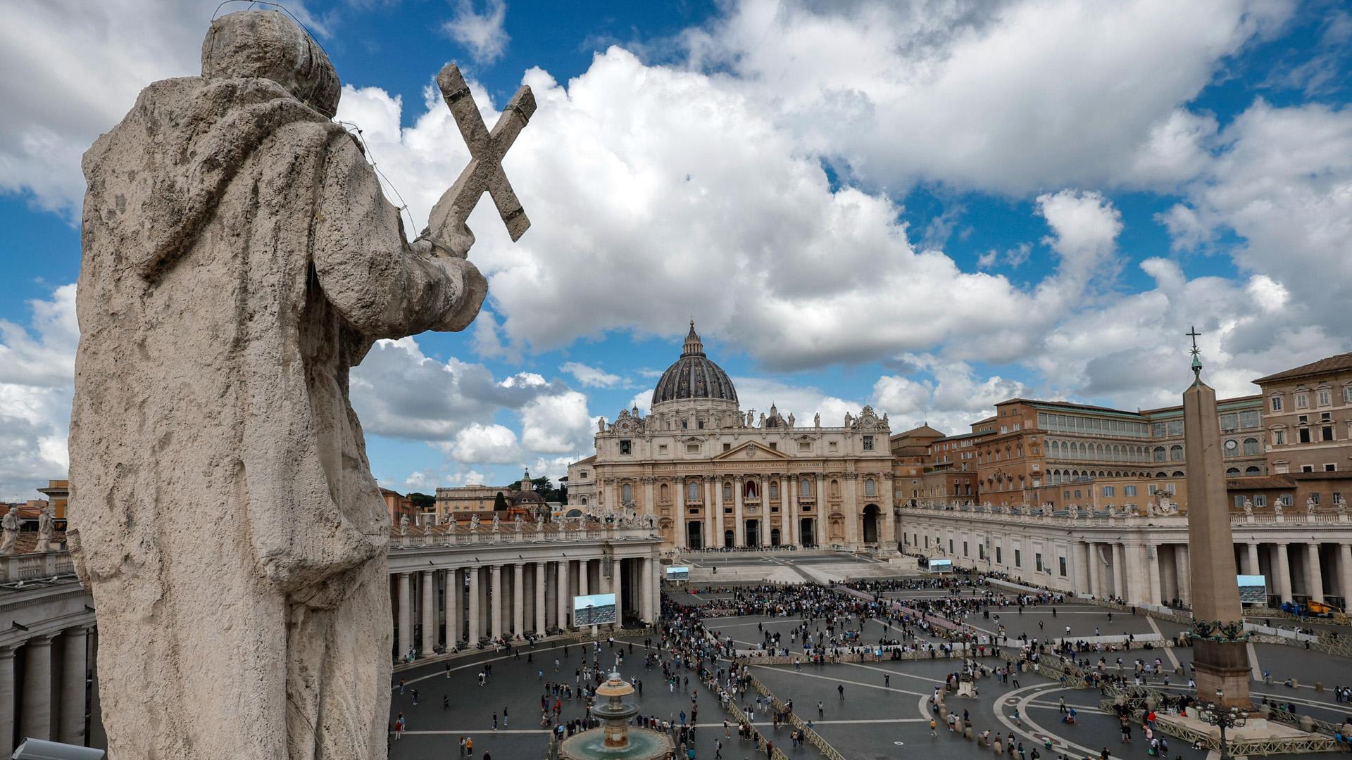 Nubes sobre la Plaza de San Pedro en el segundo día del cónclave, en la Ciudad del Vaticano, este jueves
