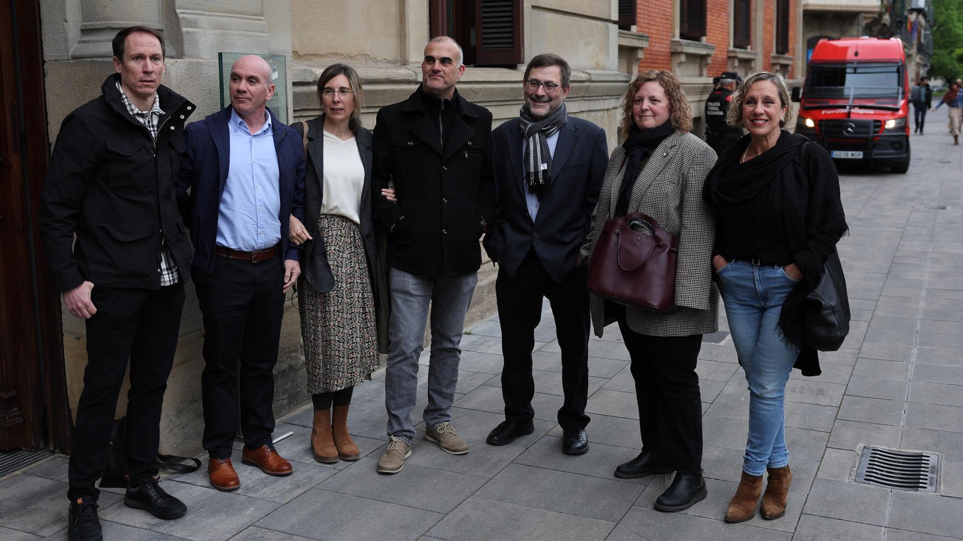 Secretarios de la Junta de ASSELNA, en la puerta del Parlamento, antes del inicio del pleno