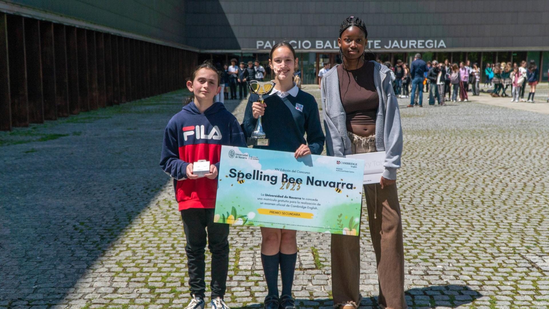 SECUNDARIA. De izquierda a derecha: Iago Alcalde Pérez (IES Tierra Estella), Nora Pemán Moreno (Irabia-Izaga) y Lucy Omoruyi Oraikhi (IES Navarro Villoslada).