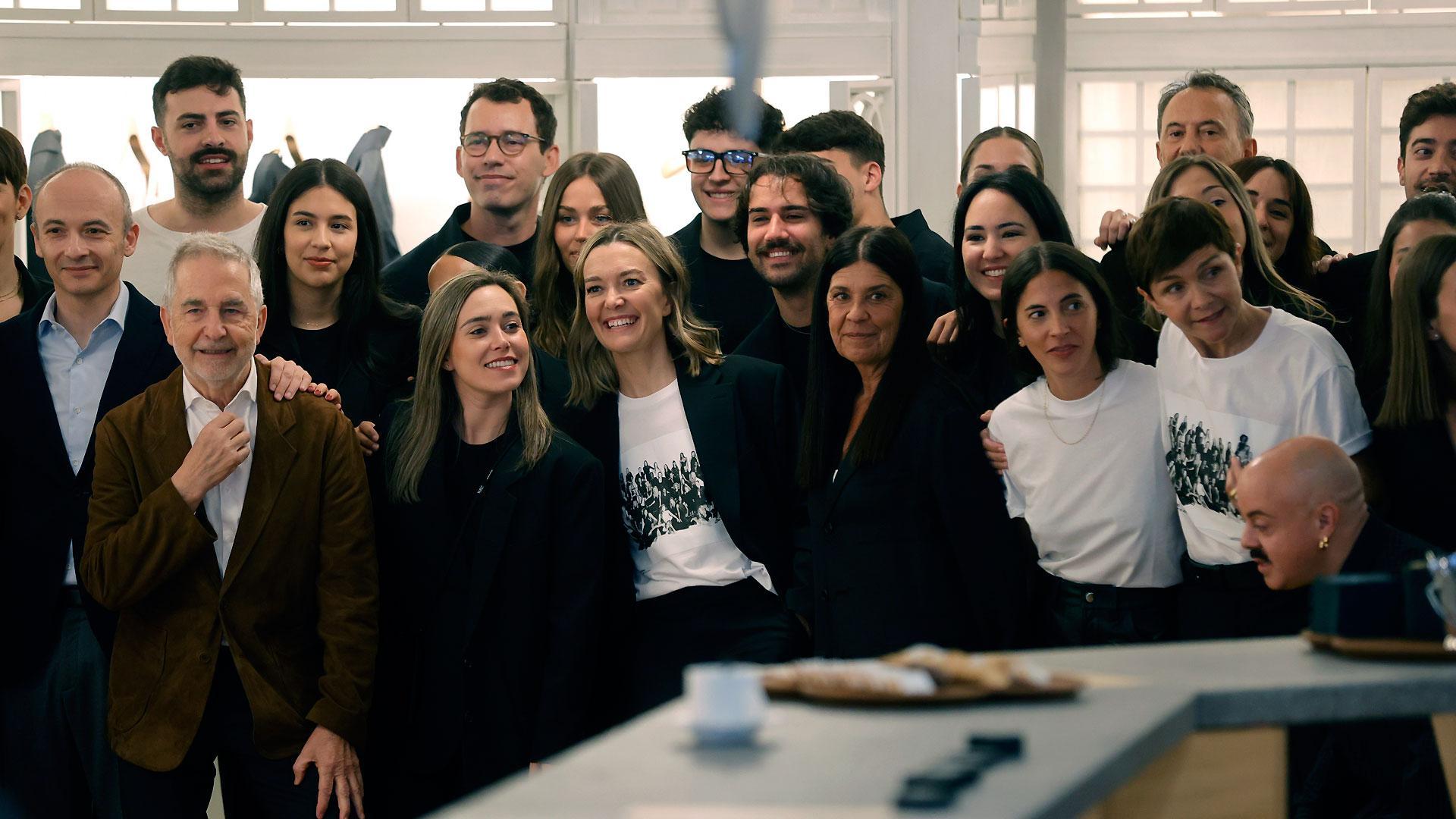 La presidenta de Inditex, Marta Ortega (4i), y el consejero delegado, Óscar García Maceiras (i), en el primero de los actos que tiene lugar con motivo del cincuenta aniversario de Zara este lunes