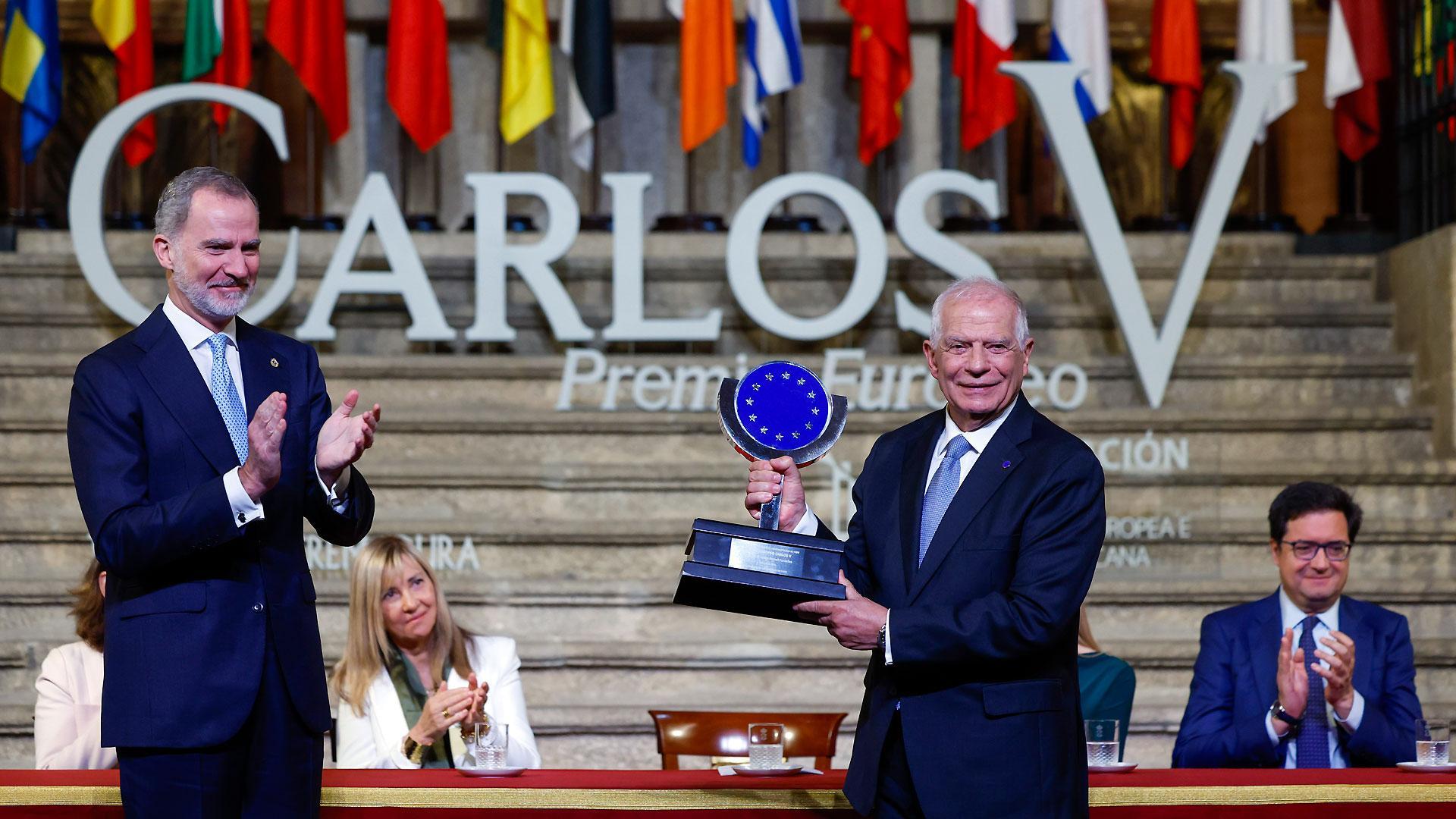 El rey Felipe aplaude a Josep Borrell tras hacerle entrega del Premio Europeo Carlos V