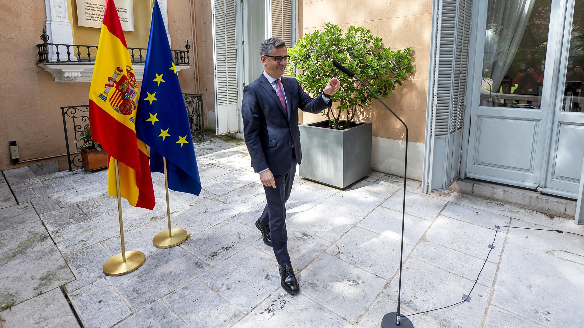 El ministro de la Presidencia, Justicia y Relaciones con las Cortes, Félix Bolaños,  atiende a los medios de comunicación, en la sede del Ministerio (Palacio de Parcent) /