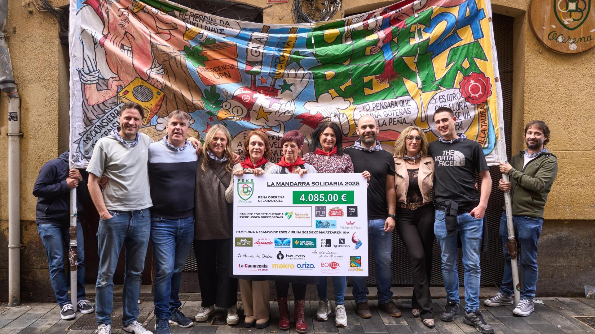Miembros de la peña Oberna y de el Teléfono de la esperanza, tras la entrega de La mandarra solidaria