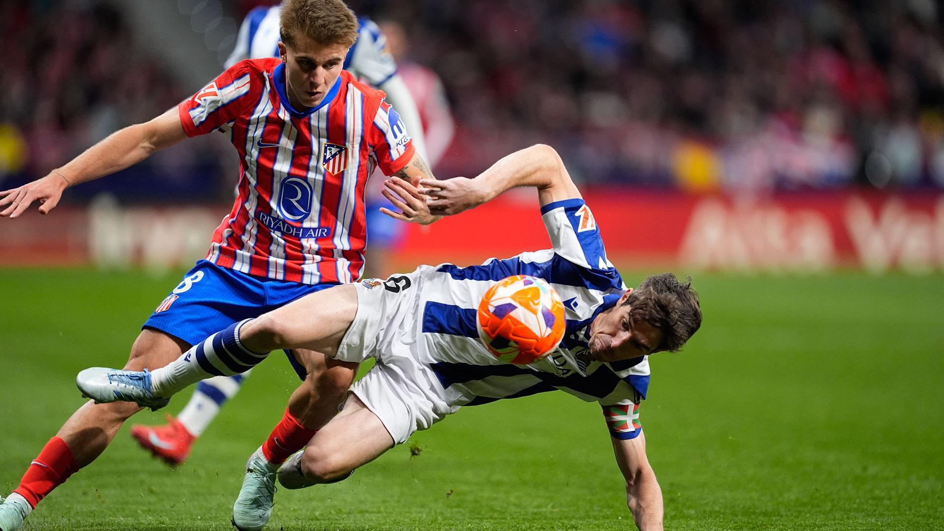 Aritz Elustondo de la Real Sociedad y Pablo Barrios del Atletico de Madrid en un momento del partido