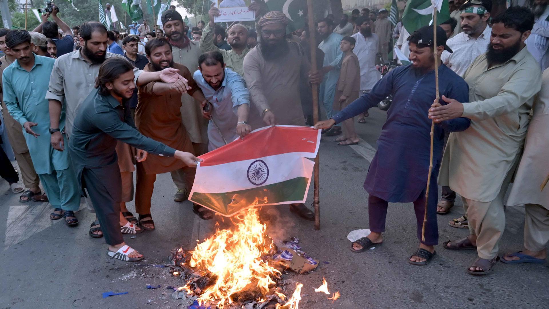 Simpatizantes del partido político islámico Liga Musulmana Markazi de Pakistán (PMML) queman una bandera india durante la celebración del alto el fuego acordado entre Pakistán e India