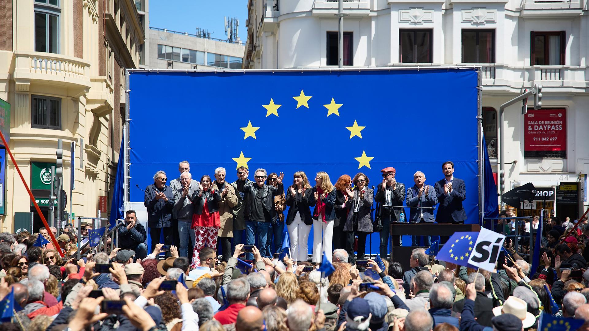 Asistentes a la concentración en defensa de Europa y la democracia, en la Plaza de Callao