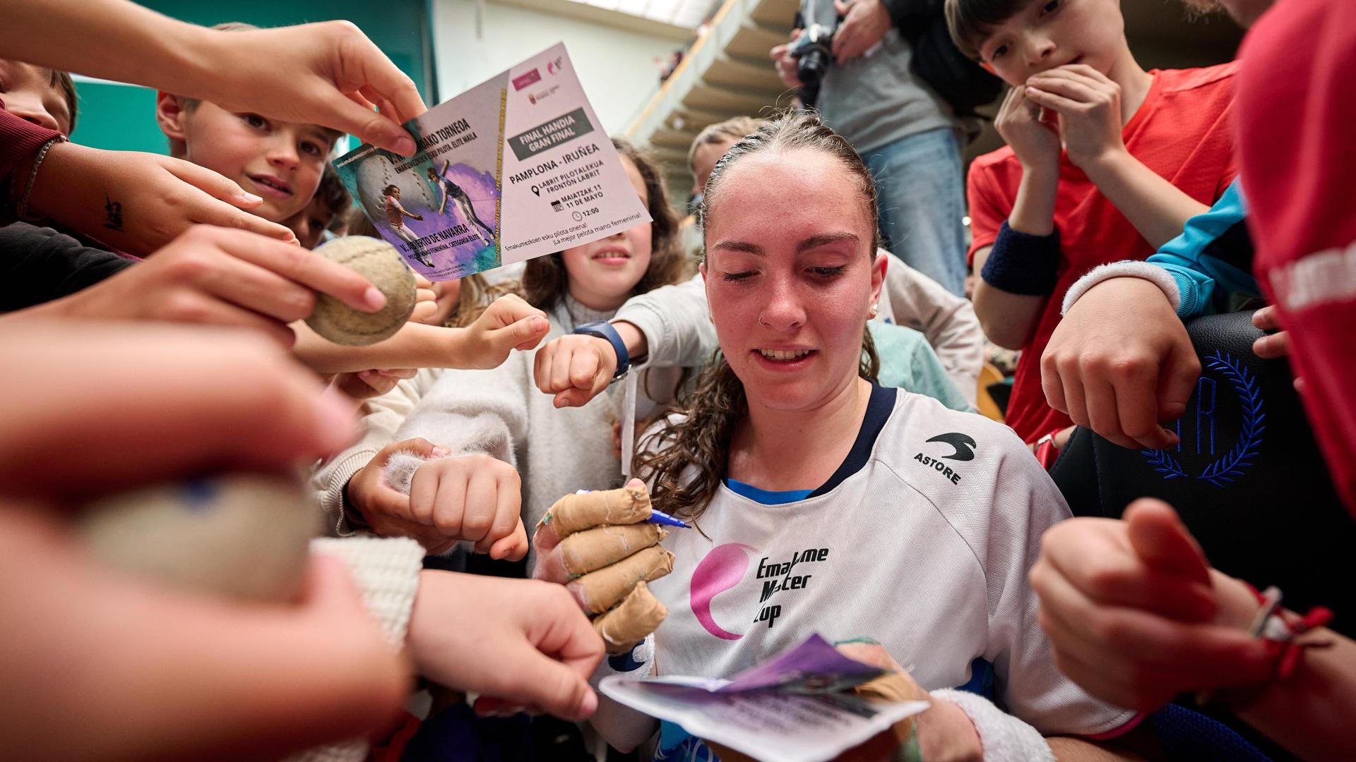 Anne Mendiburu, rodeada de chiquilleria nada más proclamarse campeona.