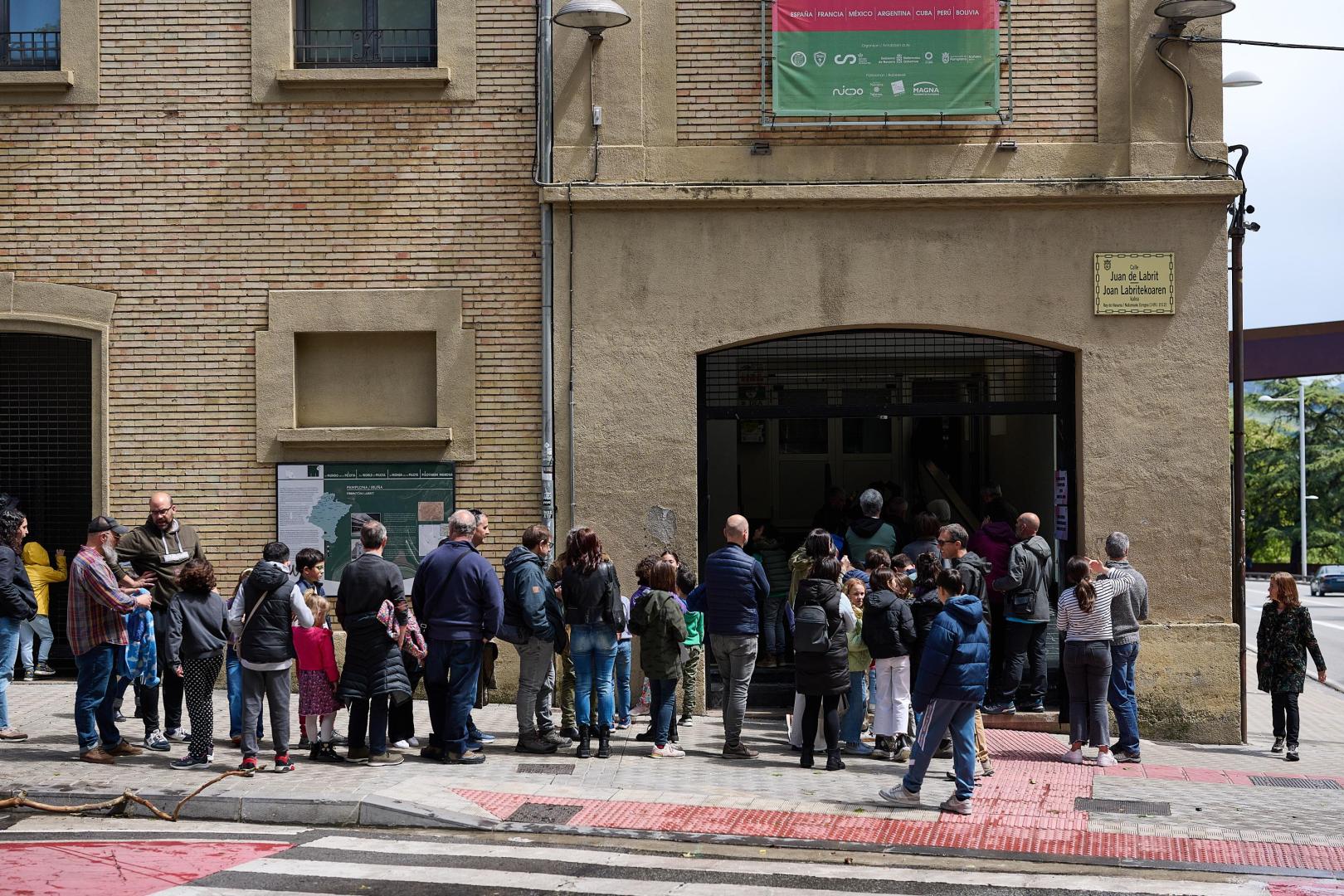 La fila de aficionados dio la vuelta al Labrit.
