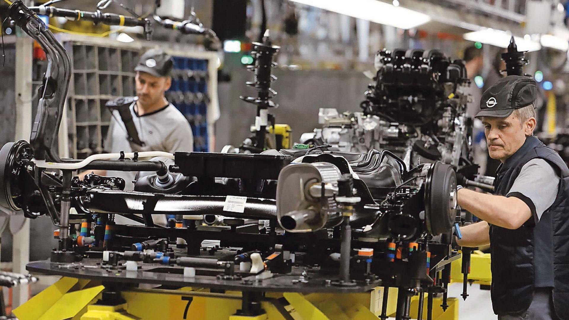 Un trabajador en una fábrica de montaje de Opel en Zaragoza