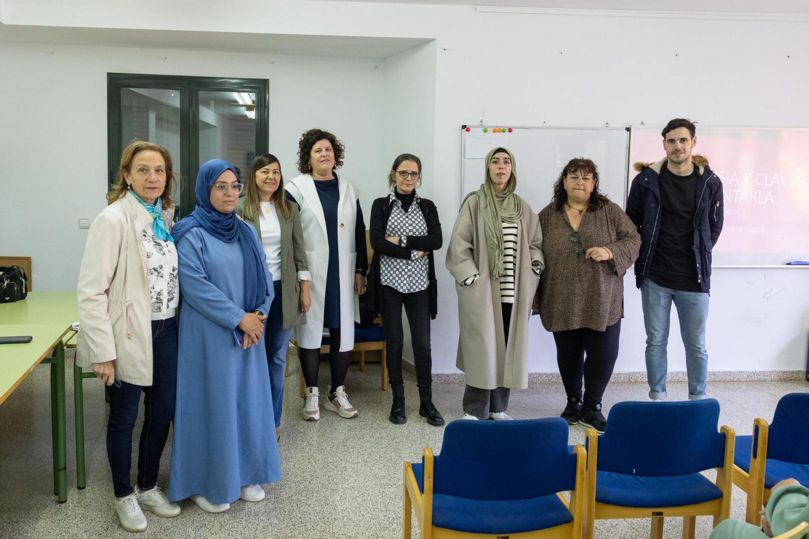 Isabel Moreno ( ) con organizadores de la charla