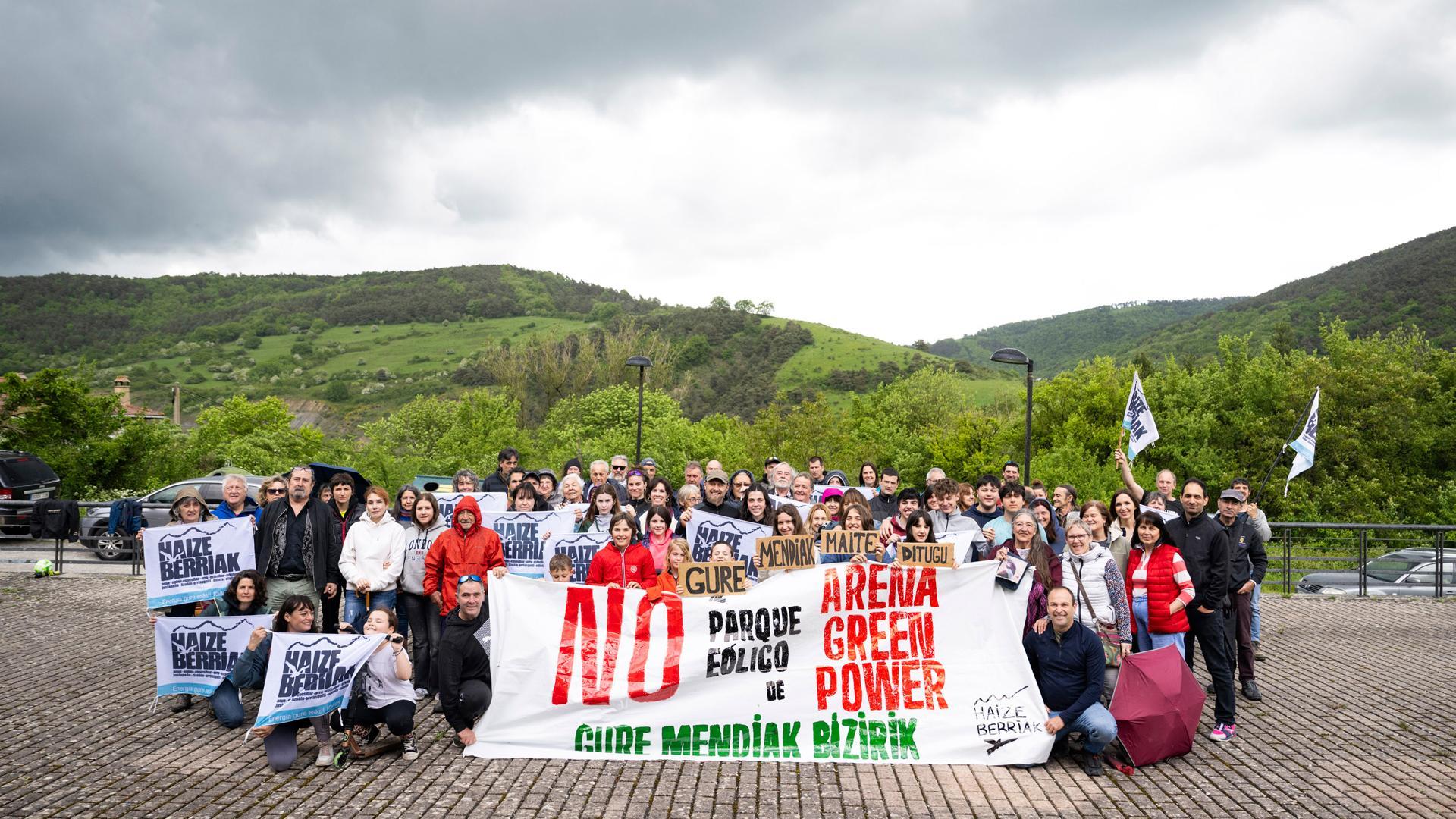 Foto de familia de los participantes en la convocatoria de Haize Berriak en Enderiz