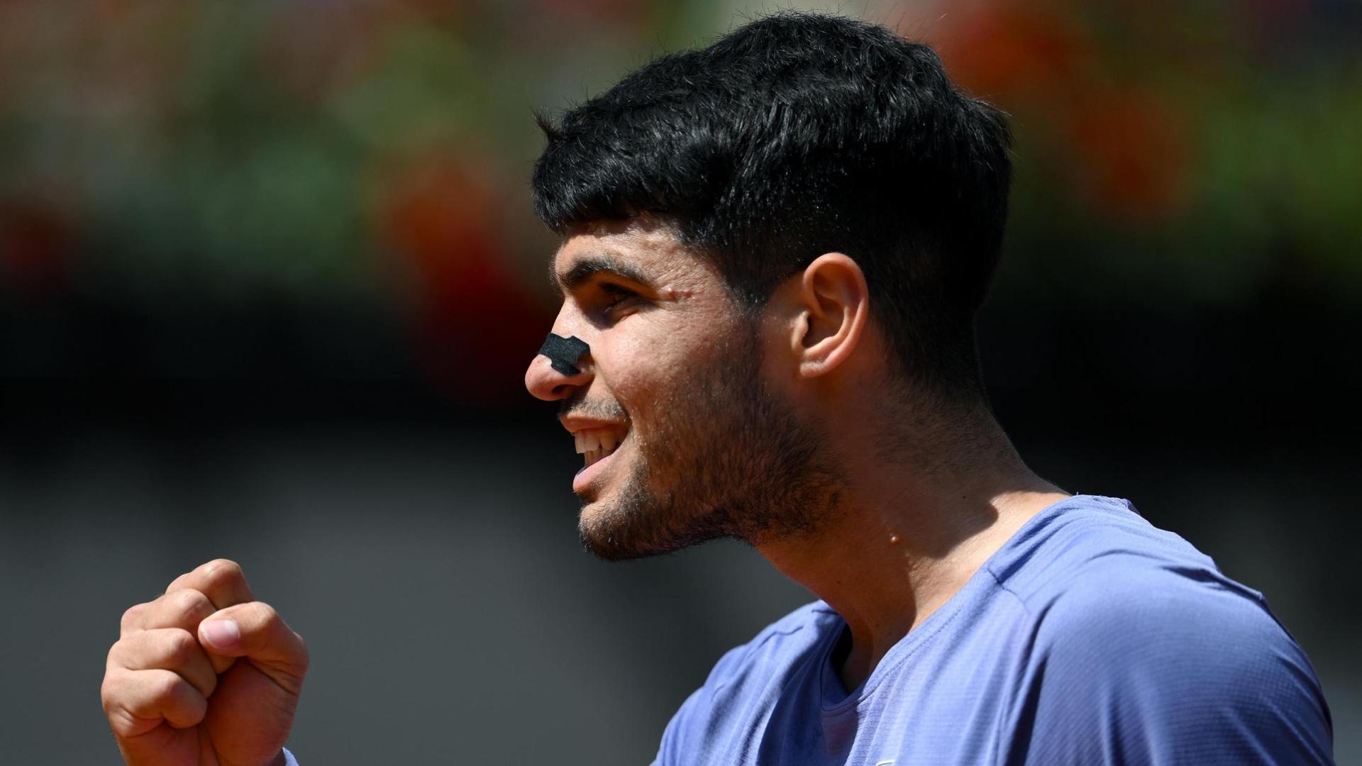 Carlos Alcaraz celebra un tanto ante Karen Khachanov.