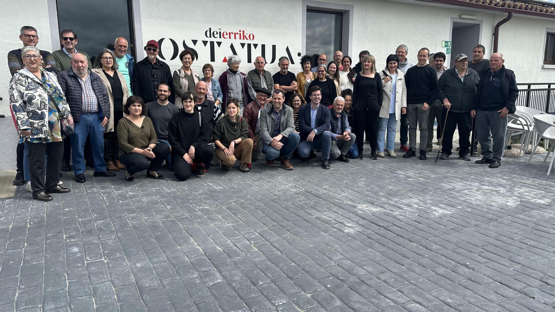 Asistentes al acto posan junto al mercado social inaugurado en el edificio polivalente en que se ha transformado la antigua bodega cooperativa de Arizala,