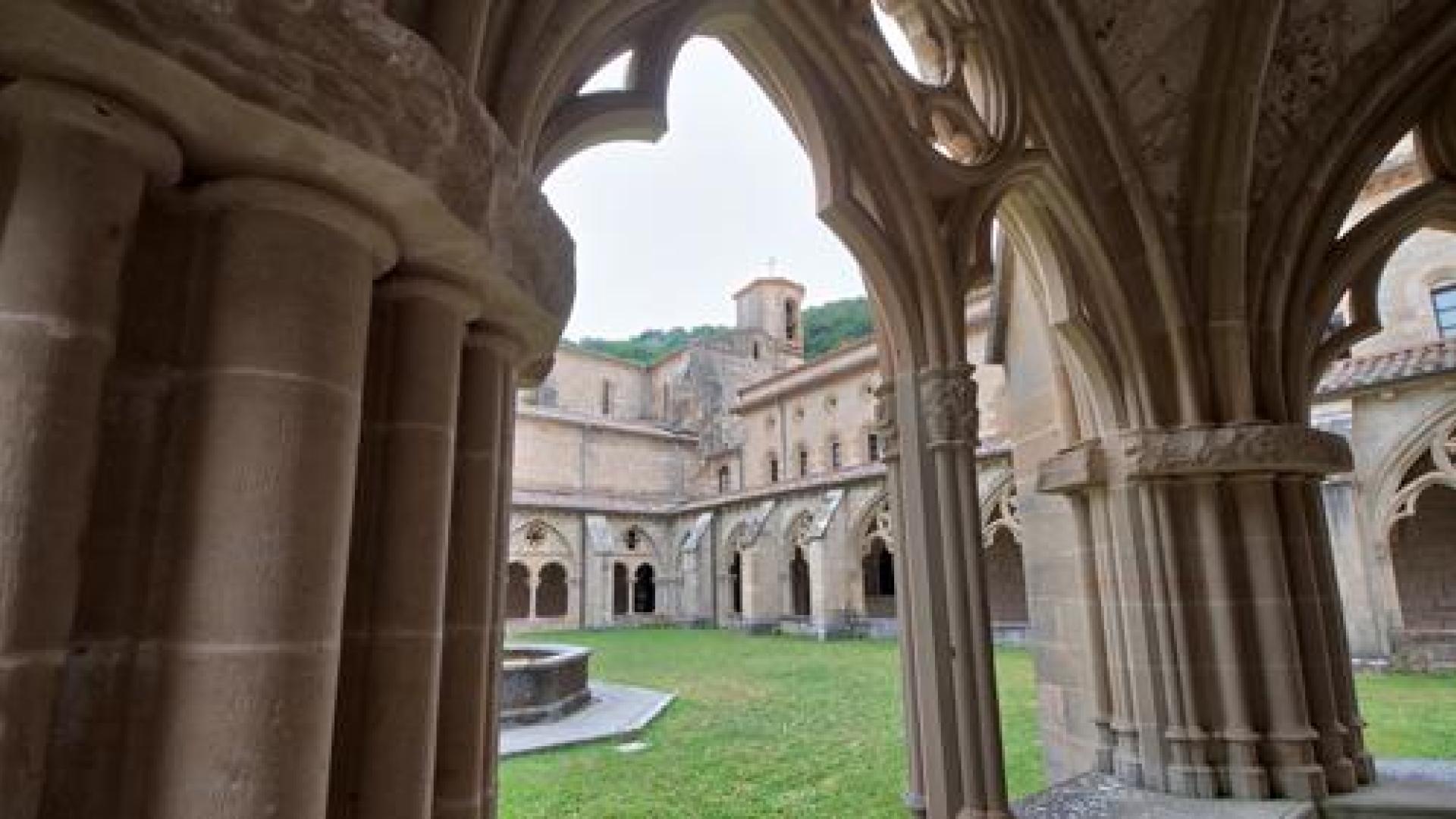 Vista del monasterio y de las montañas desde el Claustro.