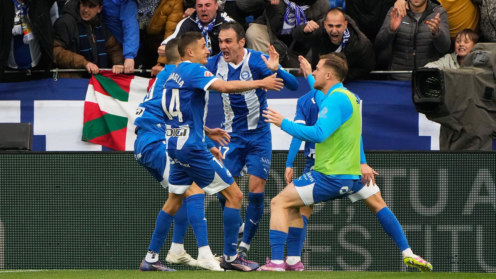 Los jugadores del Alavés celebran eufóricos el tanto de Joan Jordán desde los once metros que les daba la victoria /