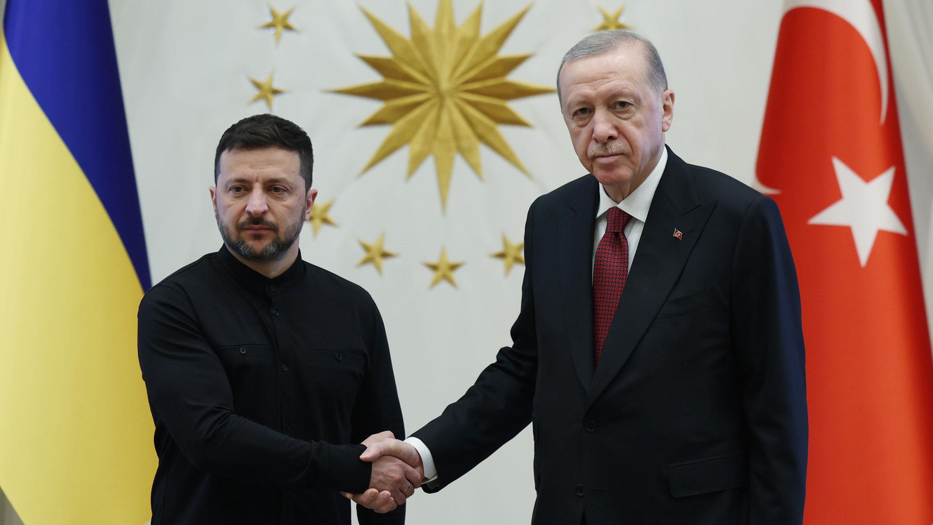 El presidente de Turquía, Recep Tayyip Erdogan, recibió a su homólogo ucraniano, Volodímir Zelenski, en el palacio presidencial en Ankara, en un encuentro cerrado a la prensa